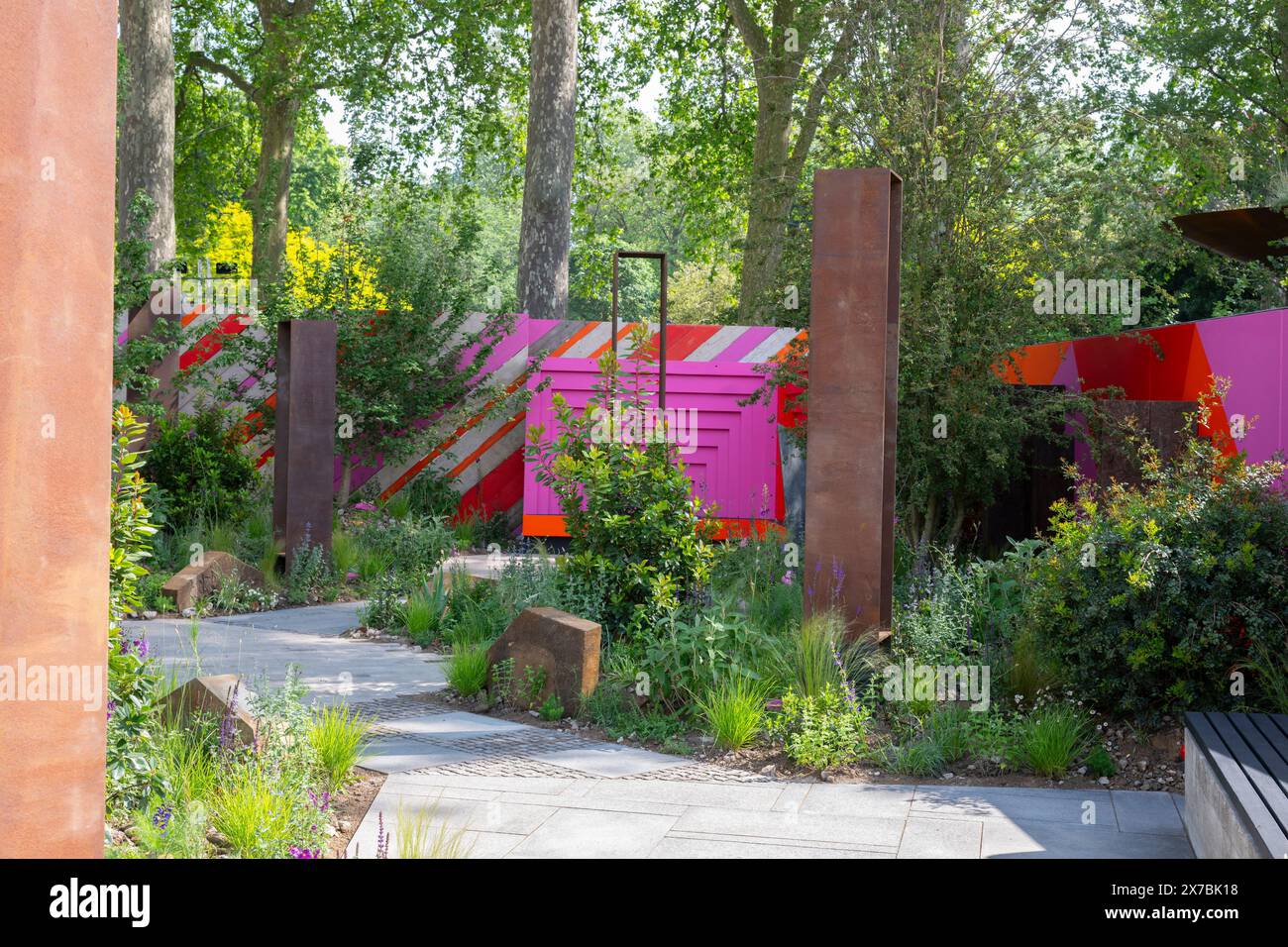 Royal Hospital, Chelsea, Londres, Royaume-Uni. 19 mai 2024. Les finitions sont apportées aux expositions de jardin et de plantes par une chaude journée avant que le RHS Chelsea Flower Show 2024 ouvre au public du 21 mai au 25 mai. Image : Feature Garden, RHS Chelsea RePurposed conçu par Cityscapes (Darryl Moore avec Toby Magee). En réutilisant des éléments clés de Show Gardens datant d'aussi loin que 2010, le jardin célèbre le recyclage créatif. Crédit : Malcolm Park/Alamy Live News Banque D'Images