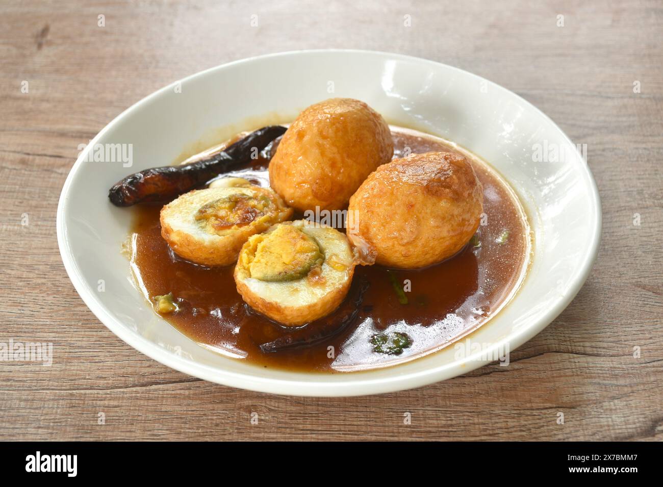 vinaigrette demi-coupée à l'œuf frit sauce tamarin sucrée avec garniture de chili sur la plaque Banque D'Images