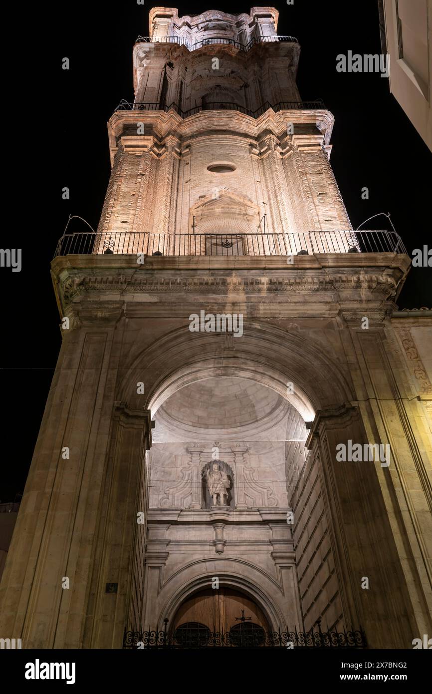 Le clocher de l'église de San Juan, Malaga, Espagne, la nuit Banque D'Images