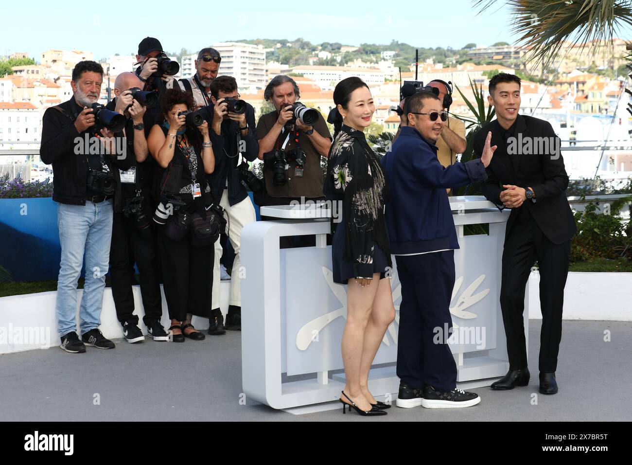 19 mai 2024, Cannes, Côte D'azur, France : ZHAO TAO, le réalisateur Jia ZHANG-KE et ZHOU VOUS posez lors de la photocall 'Called by the Tides' lors de la 77e édition du Festival de Cannes au Palais des Festivals de Cannes, France (crédit image : © Mickael Chavet/ZUMA Press Wire) USAGE ÉDITORIAL SEULEMENT! Non destiné à UN USAGE commercial ! Banque D'Images