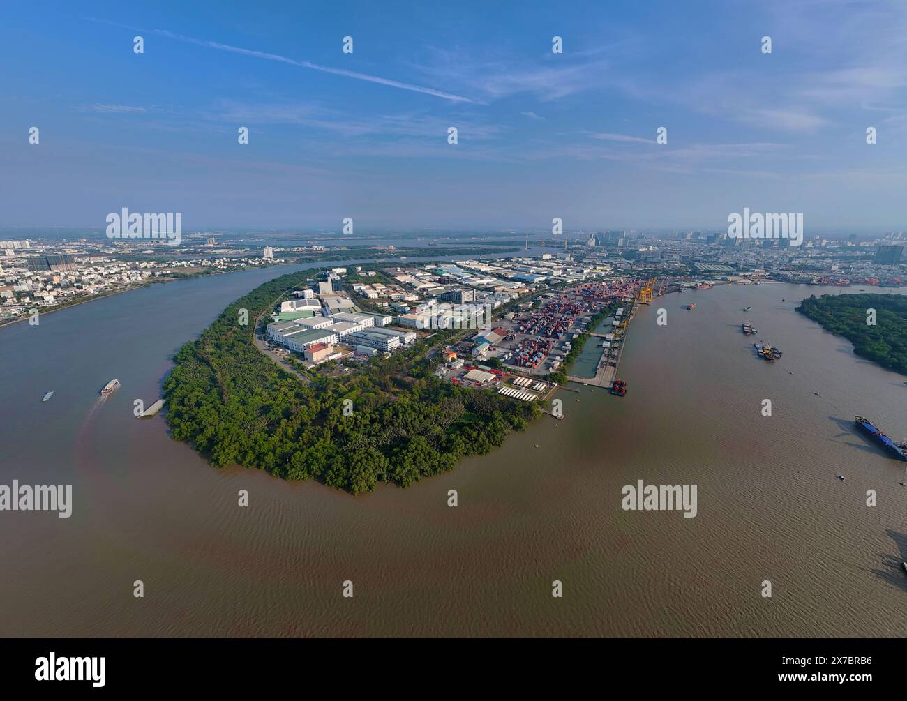 Vue aérienne depuis le drone du port de Ho Chi Minh ville, système de canaux pour la circulation fluviale sur la rivière Saigon, grue et conteneur au port de la rivière, logistique Banque D'Images
