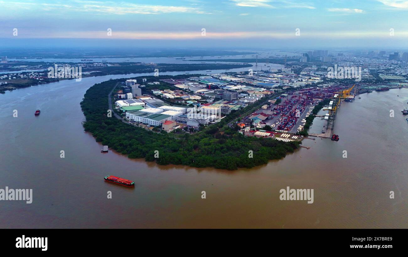 Vue aérienne depuis le drone du port de Ho Chi Minh ville, système de canaux pour la circulation fluviale sur la rivière Saigon, grue et conteneur au port de la rivière, logistique Banque D'Images