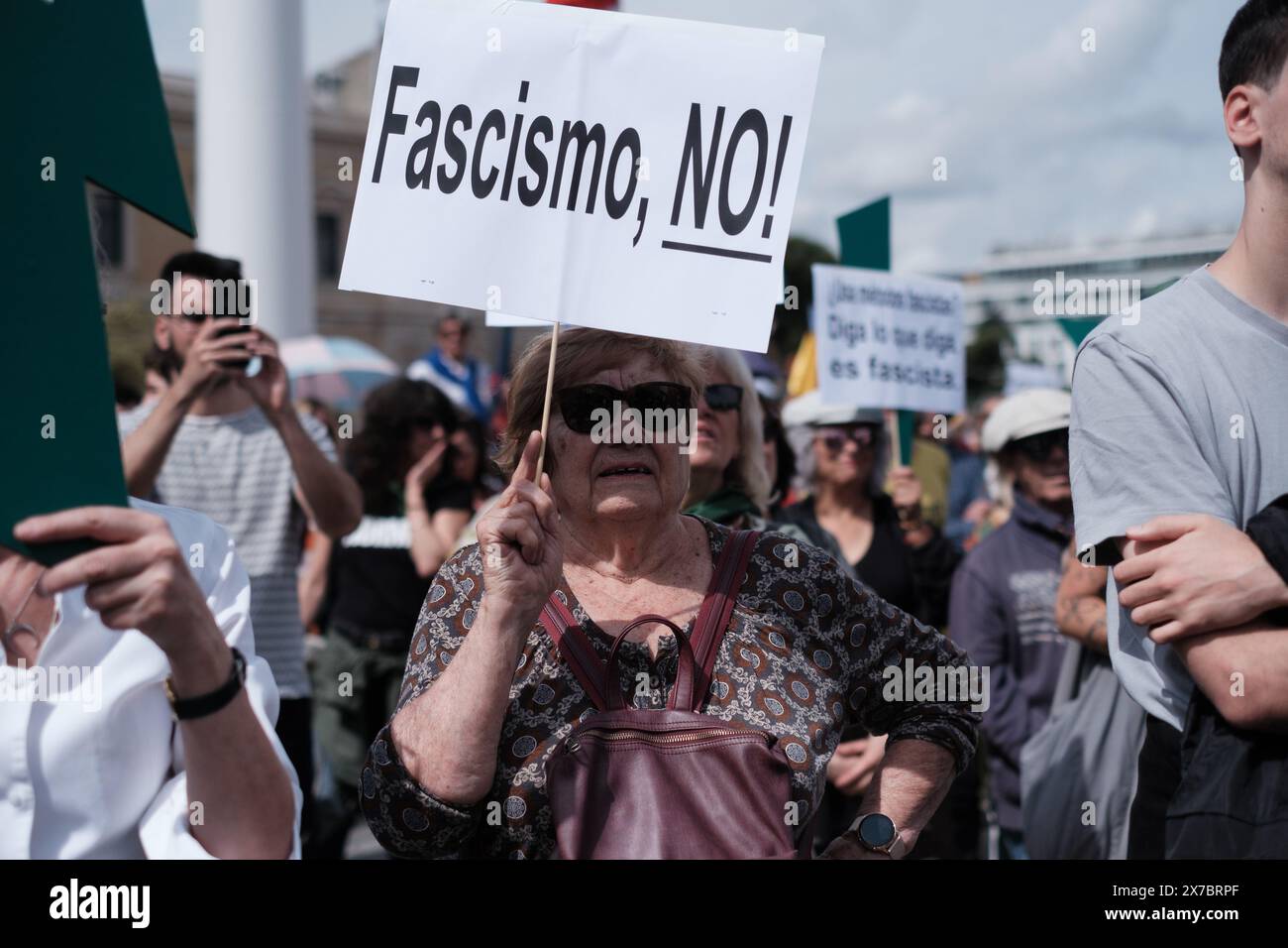 Plusieurs personnes manifestent lors d'une manifestation contre la visite de Milei en Espagne sur la Plaza de Colon, le 19 mai 2024, à Madrid, Espagne. Banque D'Images