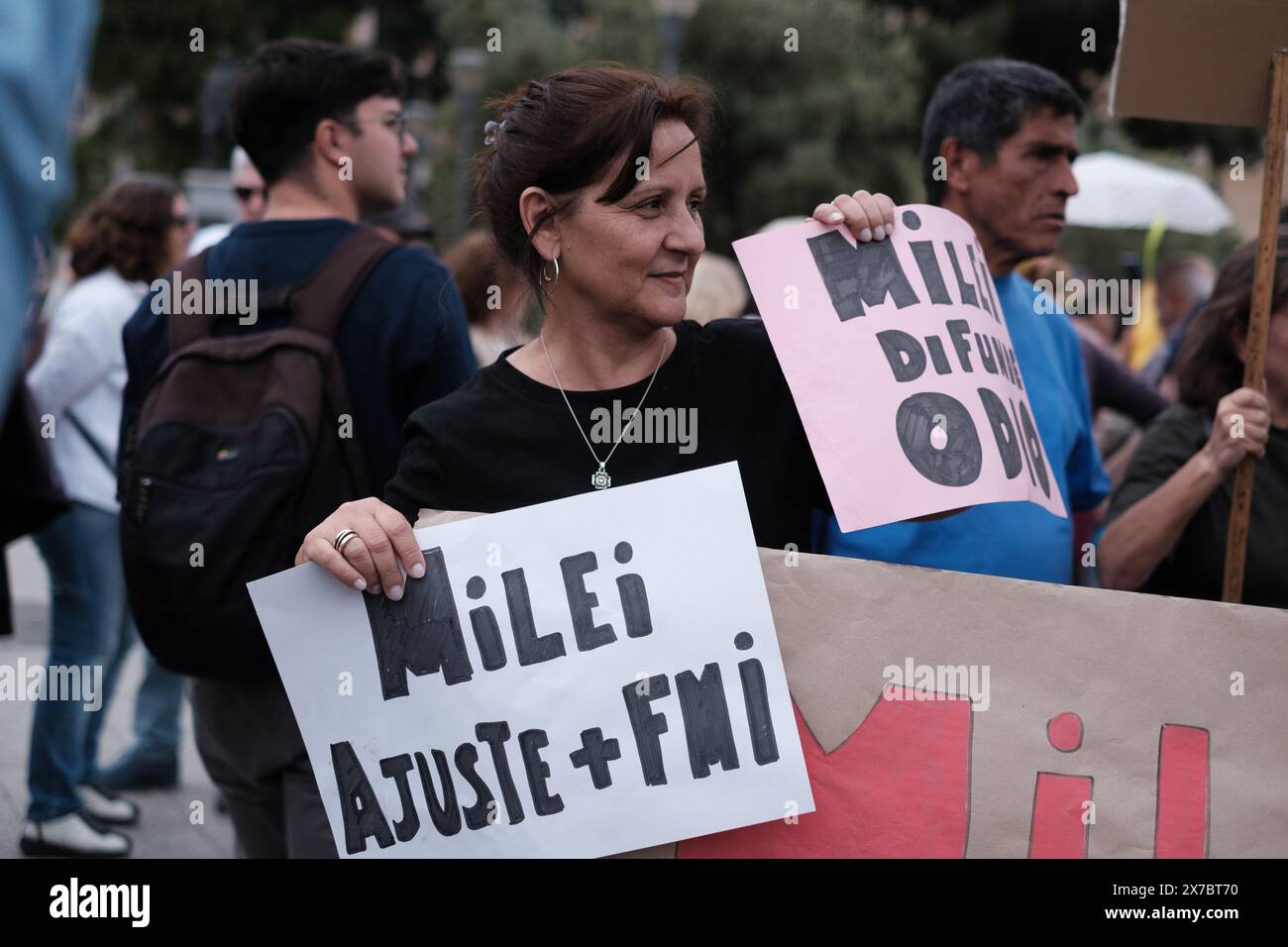 Plusieurs personnes manifestent lors d'une manifestation contre la visite de Milei en Espagne sur la Plaza de Colon, le 19 mai 2024, à Madrid, Espagne. Banque D'Images