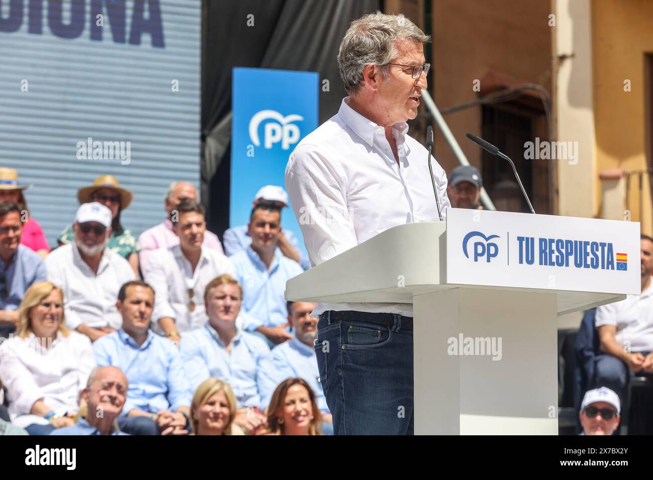 19 mai 2024 : 19 mai 2024 (Malaga) le PP a donné ce midi à Malaga le canon de départ pour les élections européennes du 9 juin avec un rassemblement sur la Plaza de la ConstituciÃ³n où Alberto NÃºÃ±ez FeijÃ³o a fait appel à la mobilisation citoyenne et que cette nomination avec les bulletins sert à servir donnez ''un énorme remue'' au gouvernement et à ses politiques qui ''divisent'' les Espagnols et qui sont caractérisées par ''des mensonges, des privilèges sous forme de cessions et une décadence politique, économique et morale''. Sous un soleil de justice et avant environ 5 000 participants, selon les organisateurs, qui portaient des drapeaux de Banque D'Images