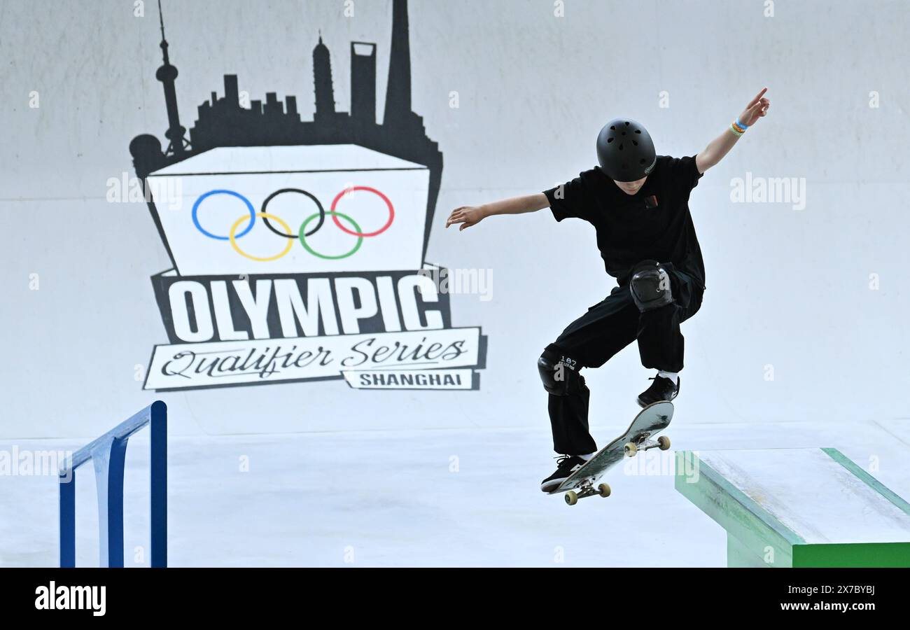 Shanghai. 19 mai 2024. Yoshizawa Coco, japonaise, participe à la finale féminine de skateboard dans la rue lors de la série olympique qualificative de Shanghai, dans l'est de la Chine, le 19 mai 2024. Crédit : Tao Xiyi/Xinhua/Alamy Live News Banque D'Images