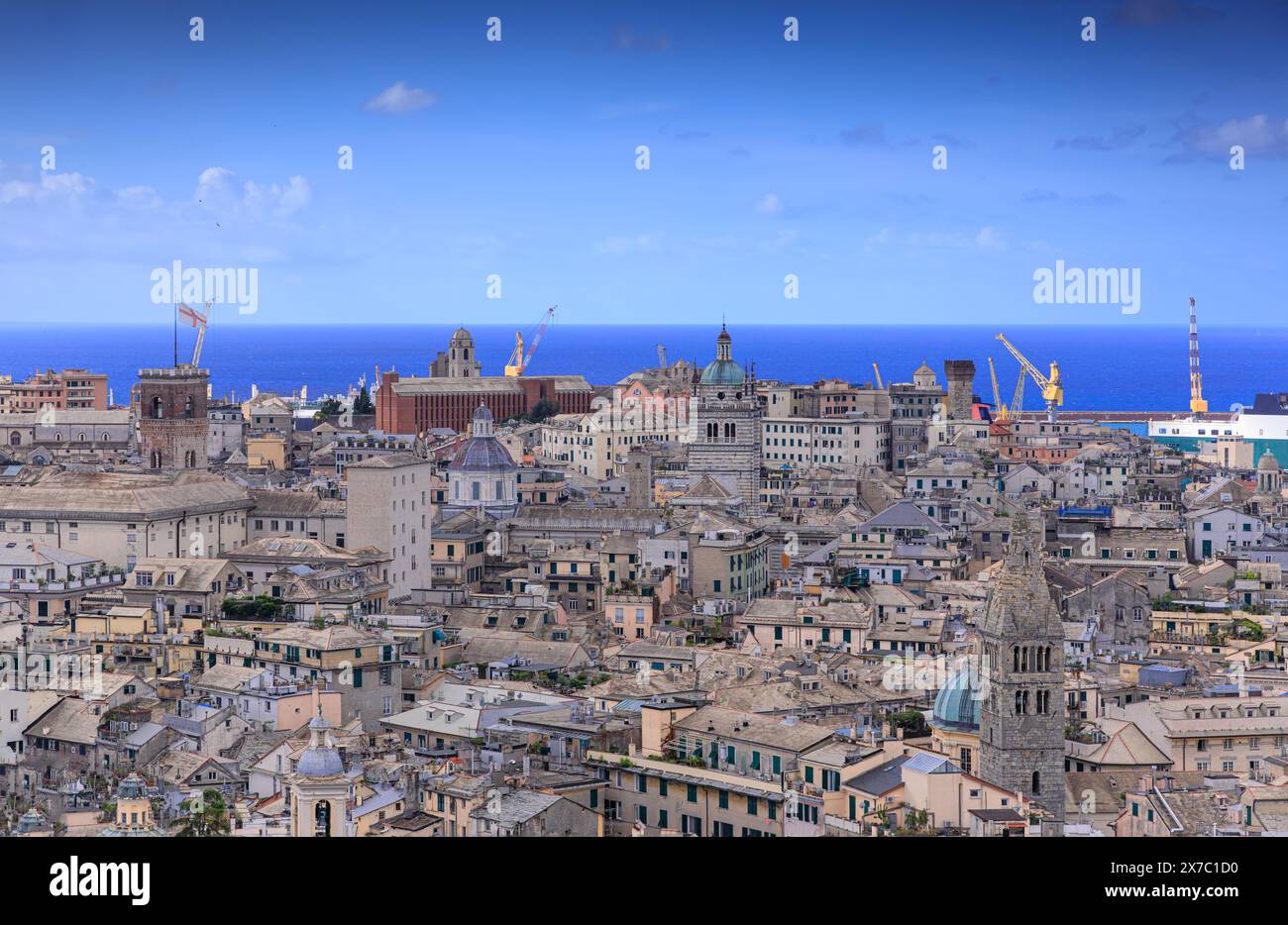 Paysage urbain de Gênes : vue panoramique depuis Spianata Castelletto, Italie. Banque D'Images