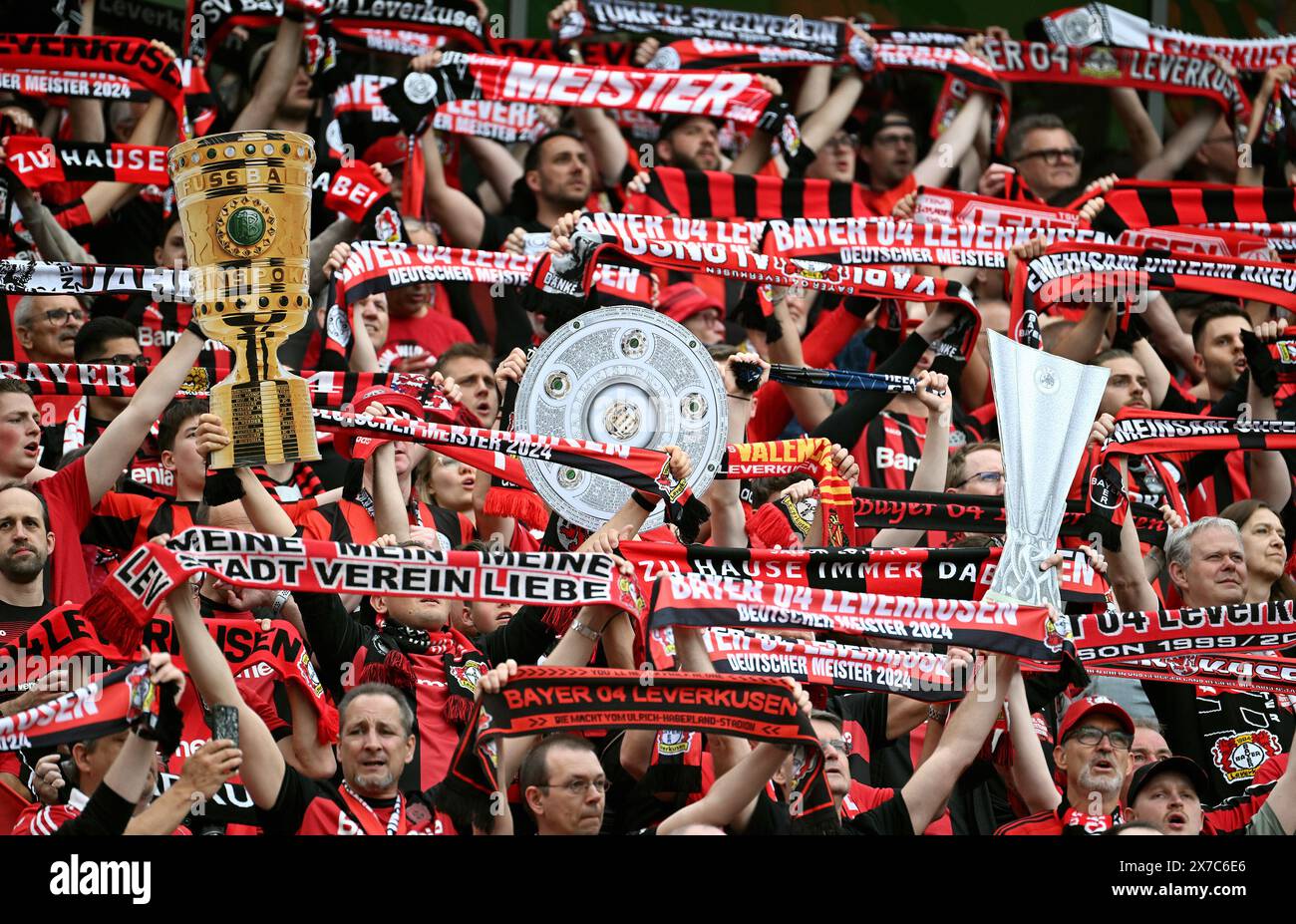 Bundesliga, BayArena Leverkusen ; Bayer Leverkusen - FC Augsburg ; fans de Bayer avec des mannequins de tous les trophées Banque D'Images