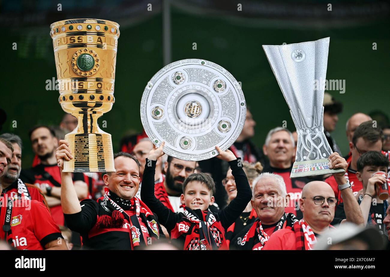 Bundesliga, BayArena Leverkusen ; Bayer Leverkusen - FC Augsburg ; fans de Bayer avec des mannequins de tous les trophées Banque D'Images
