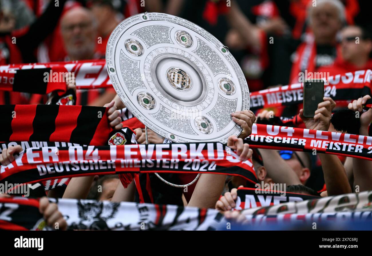 Bundesliga, BayArena Leverkusen ; Bayer Leverkusen - FC Augsburg ; fans de Bayer avec Dummie du trophée du championnat Banque D'Images