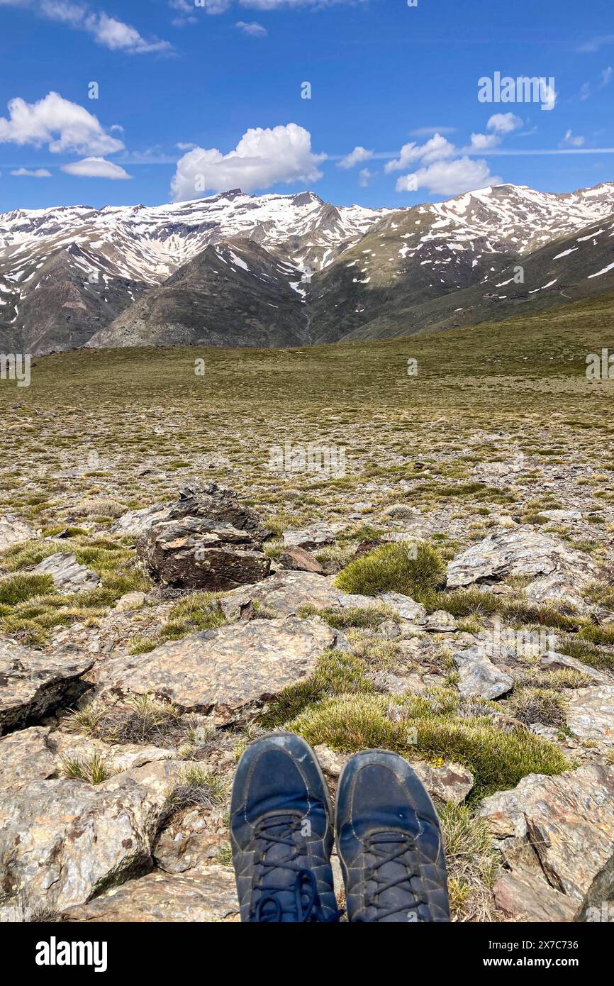 Vue panoramique sur les montagnes enneigées sur le sentier de randonnée au pic Mulhacen au printemps, Sierra Nevada chaîne, Andalousie, Espagne Banque D'Images