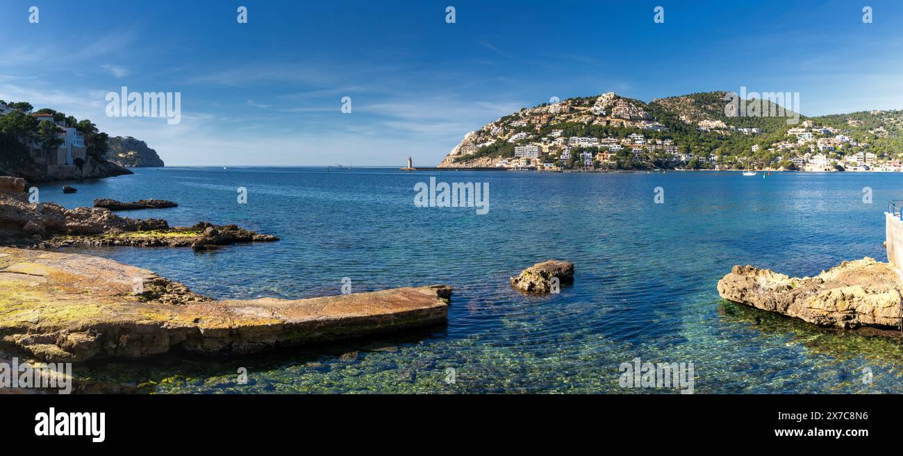 Une vue panoramique sur le port naturel idyllique et la ville portuaire d'Andratx dans l'est de Majorque Banque D'Images