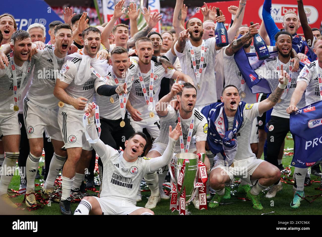 Londres, Royaume-Uni. 19 mai 2024. Les joueurs de Crawley Town célébrant après le Crawley Town FC v Crewe Alexandra FC SKY Bet EFL League Two Play-Off final au stade de Wembley, Londres, Angleterre, Royaume-Uni le 19 mai 2024 crédit : Every second Media/Alamy Live News Banque D'Images