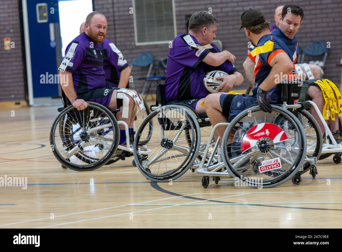 Brentwood Essex 19 mai 2024 Wheelchair Rugby League : Brentwood Eels (chemise dépouillée, étiquettes jaunes) vs Team colostomy UK (chemises violettes, étiquettes blanches) au Brentwood Centre, Brentwood Essex UK crédit : Ian Davidson/Alamy Live News Banque D'Images