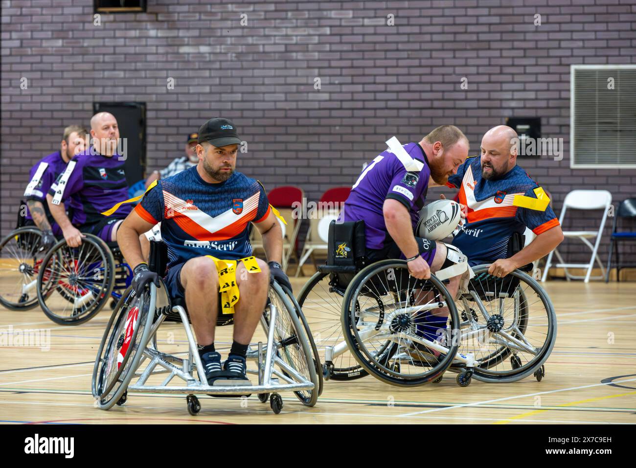 Brentwood Essex 19 mai 2024 Wheelchair Rugby League : Brentwood Eels (chemise dépouillée, étiquettes jaunes) vs Team colostomy UK (chemises violettes, étiquettes blanches) au Brentwood Centre, Brentwood Essex UK crédit : Ian Davidson/Alamy Live News Banque D'Images