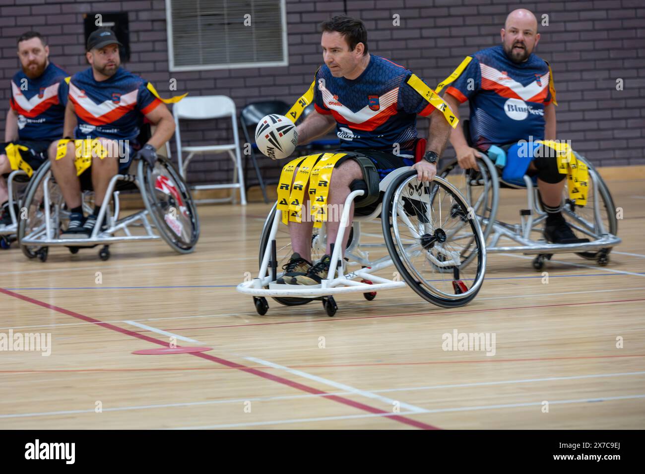 Brentwood Essex 19 mai 2024 Wheelchair Rugby League : Brentwood Eels (chemise dépouillée, étiquettes jaunes) vs Team colostomy UK (chemises violettes, étiquettes blanches) au Brentwood Centre, Brentwood Essex UK crédit : Ian Davidson/Alamy Live News Banque D'Images