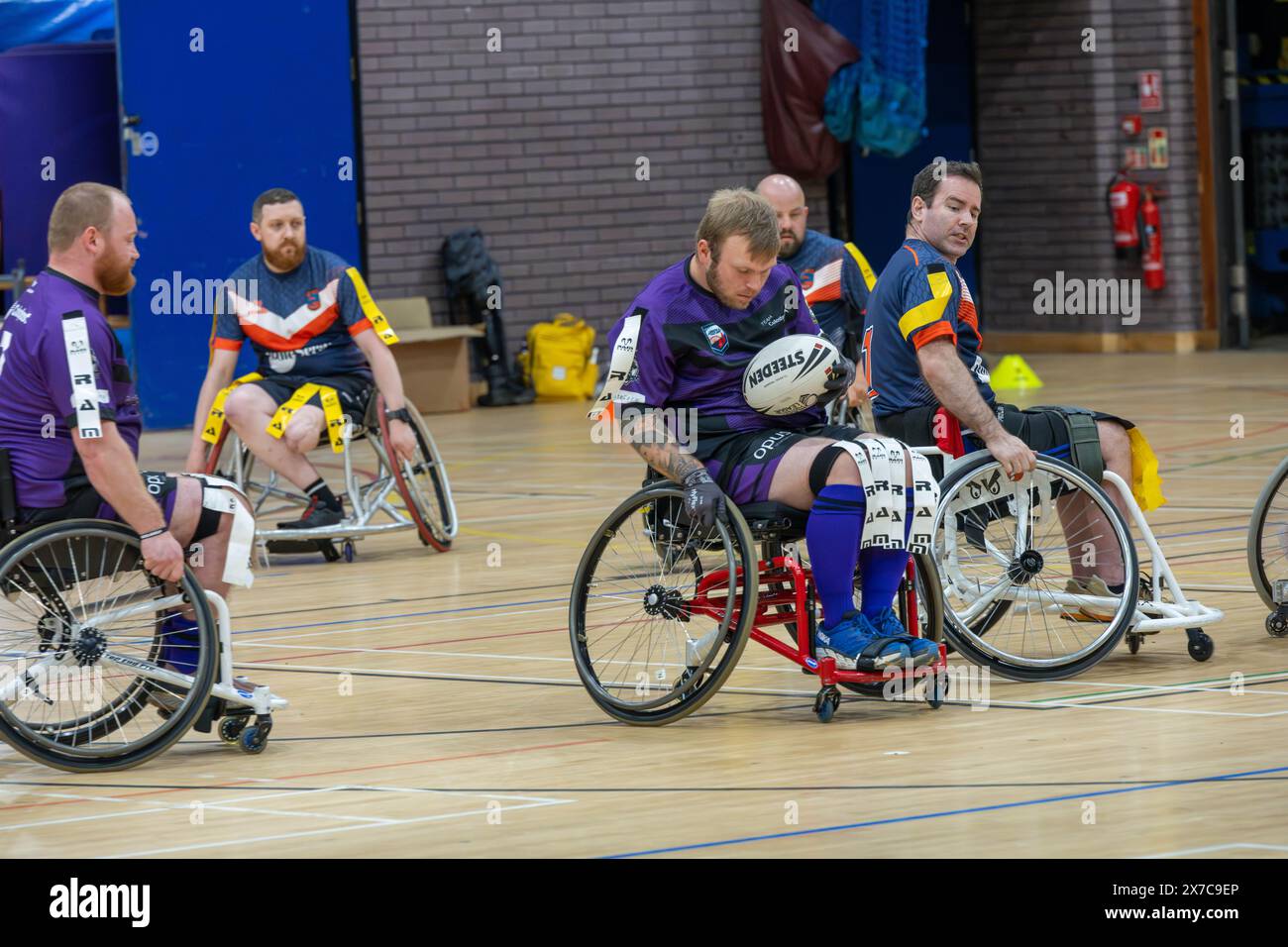 Brentwood Essex 19 mai 2024 Wheelchair Rugby League : Brentwood Eels (chemise dépouillée, étiquettes jaunes) vs Team colostomy UK (chemises violettes, étiquettes blanches) au Brentwood Centre, Brentwood Essex UK crédit : Ian Davidson/Alamy Live News Banque D'Images