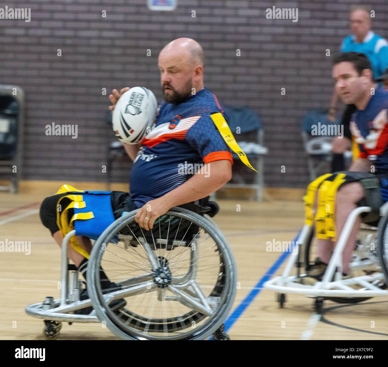 Brentwood Essex 19 mai 2024 Wheelchair Rugby League : Brentwood Eels (chemise dépouillée, étiquettes jaunes) vs Team colostomy UK (chemises violettes, étiquettes blanches) au Brentwood Centre, Brentwood Essex UK crédit : Ian Davidson/Alamy Live News Banque D'Images