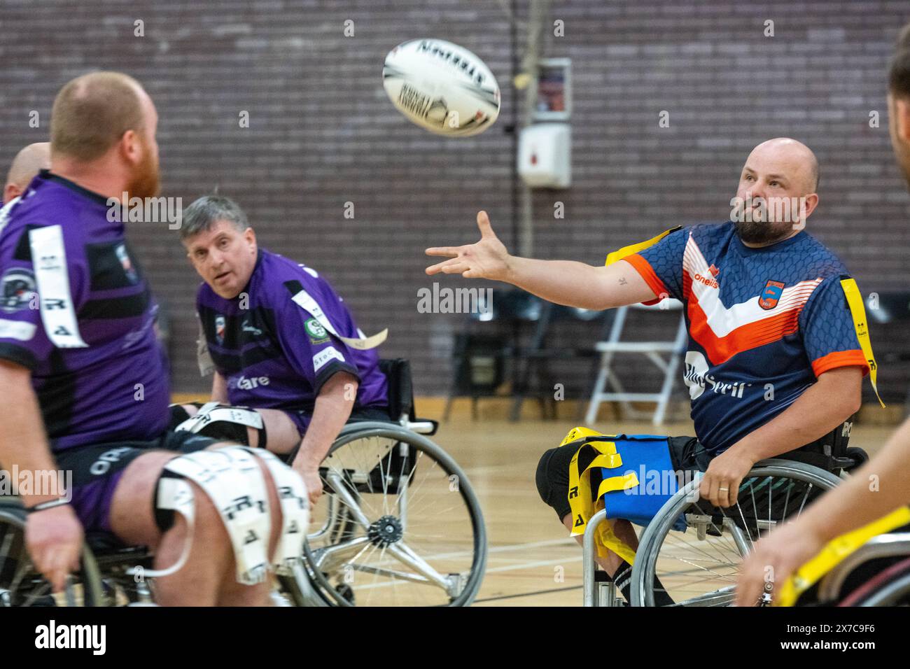 Brentwood Essex 19 mai 2024 Wheelchair Rugby League : Brentwood Eels (chemise dépouillée, étiquettes jaunes) vs Team colostomy UK (chemises violettes, étiquettes blanches) au Brentwood Centre, Brentwood Essex UK crédit : Ian Davidson/Alamy Live News Banque D'Images