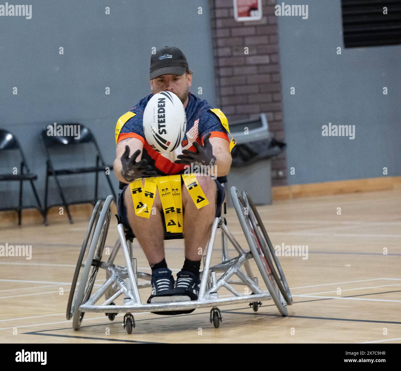 Brentwood Essex 19 mai 2024 Wheelchair Rugby League : Brentwood Eels (chemise dépouillée, étiquettes jaunes) vs Team colostomy UK (chemises violettes, étiquettes blanches) au Brentwood Centre, Brentwood Essex UK crédit : Ian Davidson/Alamy Live News Banque D'Images