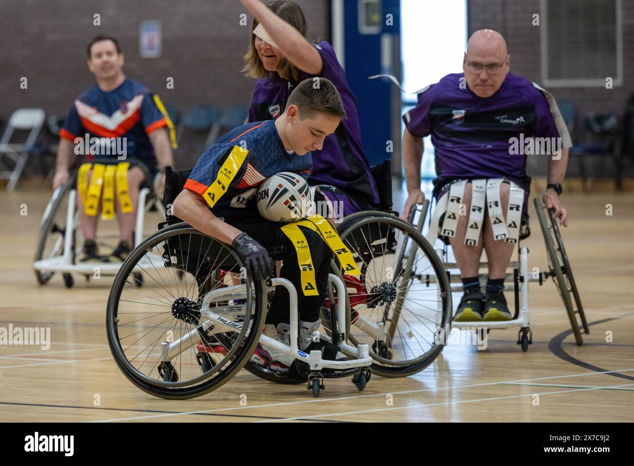 Brentwood Essex 19 mai 2024 Wheelchair Rugby League : Brentwood Eels (chemise dépouillée, étiquettes jaunes) vs Team colostomy UK (chemises violettes, étiquettes blanches) au Brentwood Centre, Brentwood Essex UK crédit : Ian Davidson/Alamy Live News Banque D'Images
