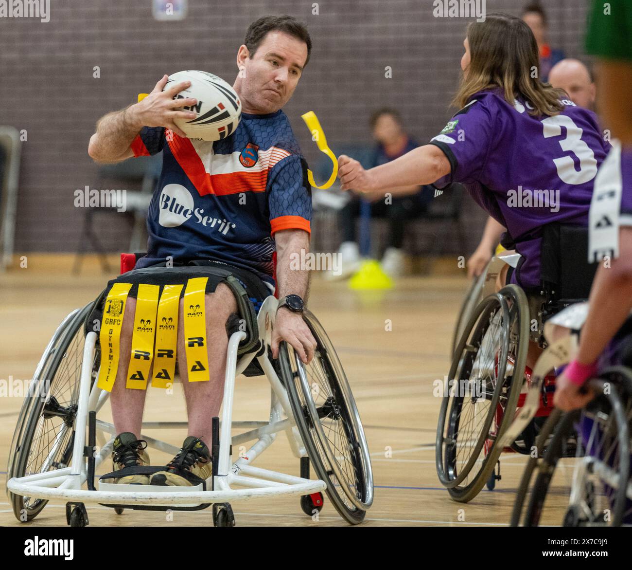 Brentwood Essex 19 mai 2024 Wheelchair Rugby League : Brentwood Eels (chemise dépouillée, étiquettes jaunes) vs Team colostomy UK (chemises violettes, étiquettes blanches) au Brentwood Centre, Brentwood Essex UK crédit : Ian Davidson/Alamy Live News Banque D'Images