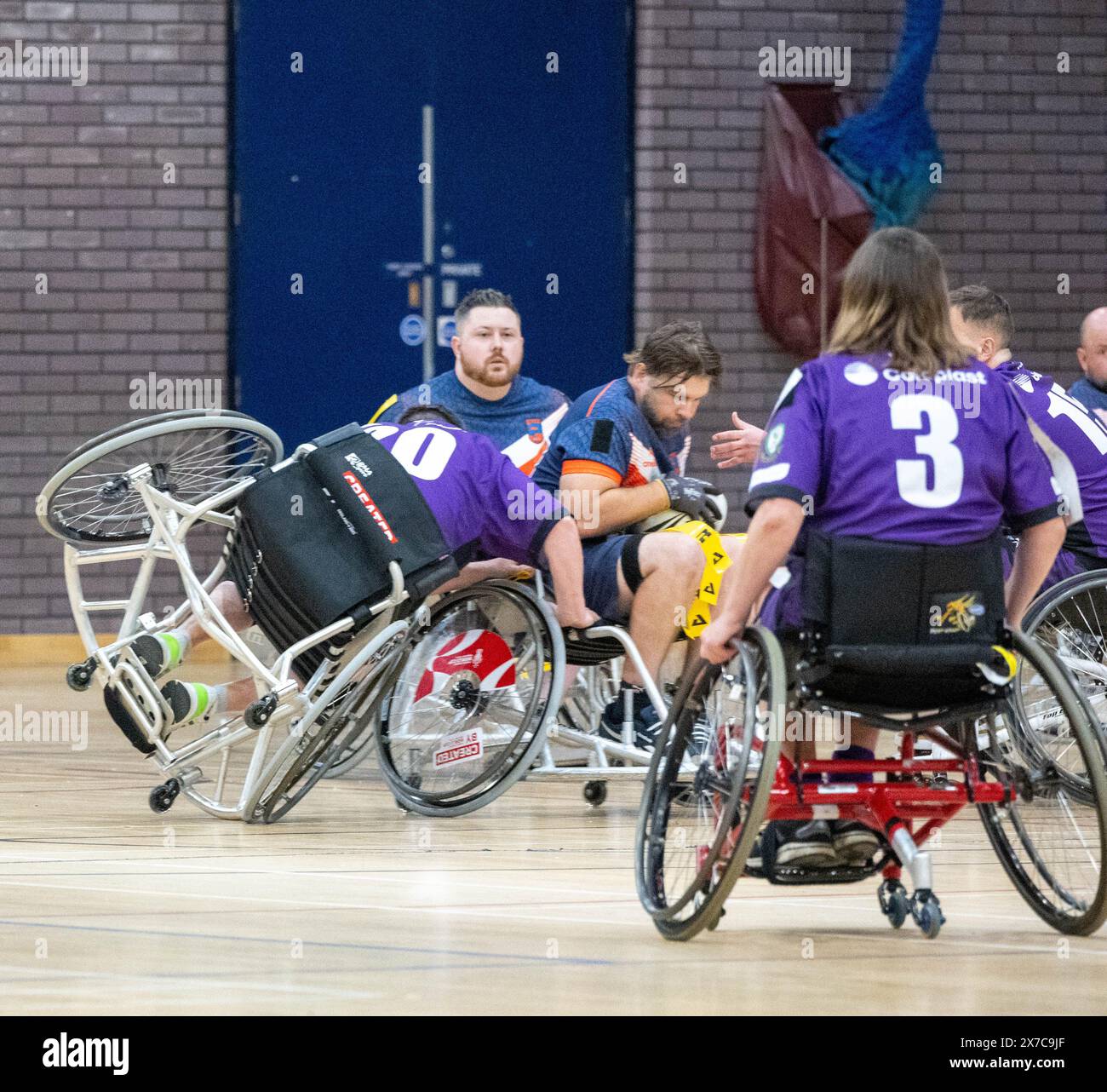 Brentwood Essex 19 mai 2024 Wheelchair Rugby League : Brentwood Eels (chemise dépouillée, étiquettes jaunes) vs Team colostomy UK (chemises violettes, étiquettes blanches) au Brentwood Centre, Brentwood Essex UK crédit : Ian Davidson/Alamy Live News Banque D'Images