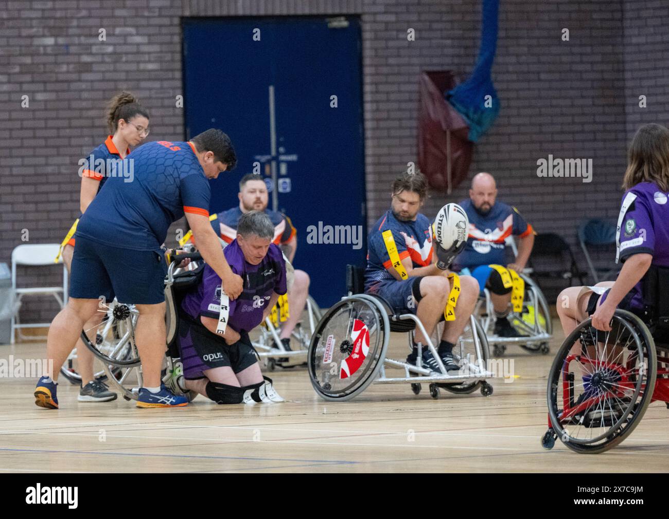 Brentwood Essex 19 mai 2024 Wheelchair Rugby League : Brentwood Eels (chemise dépouillée, étiquettes jaunes) vs Team colostomy UK (chemises violettes, étiquettes blanches) au Brentwood Centre, Brentwood Essex UK crédit : Ian Davidson/Alamy Live News Banque D'Images