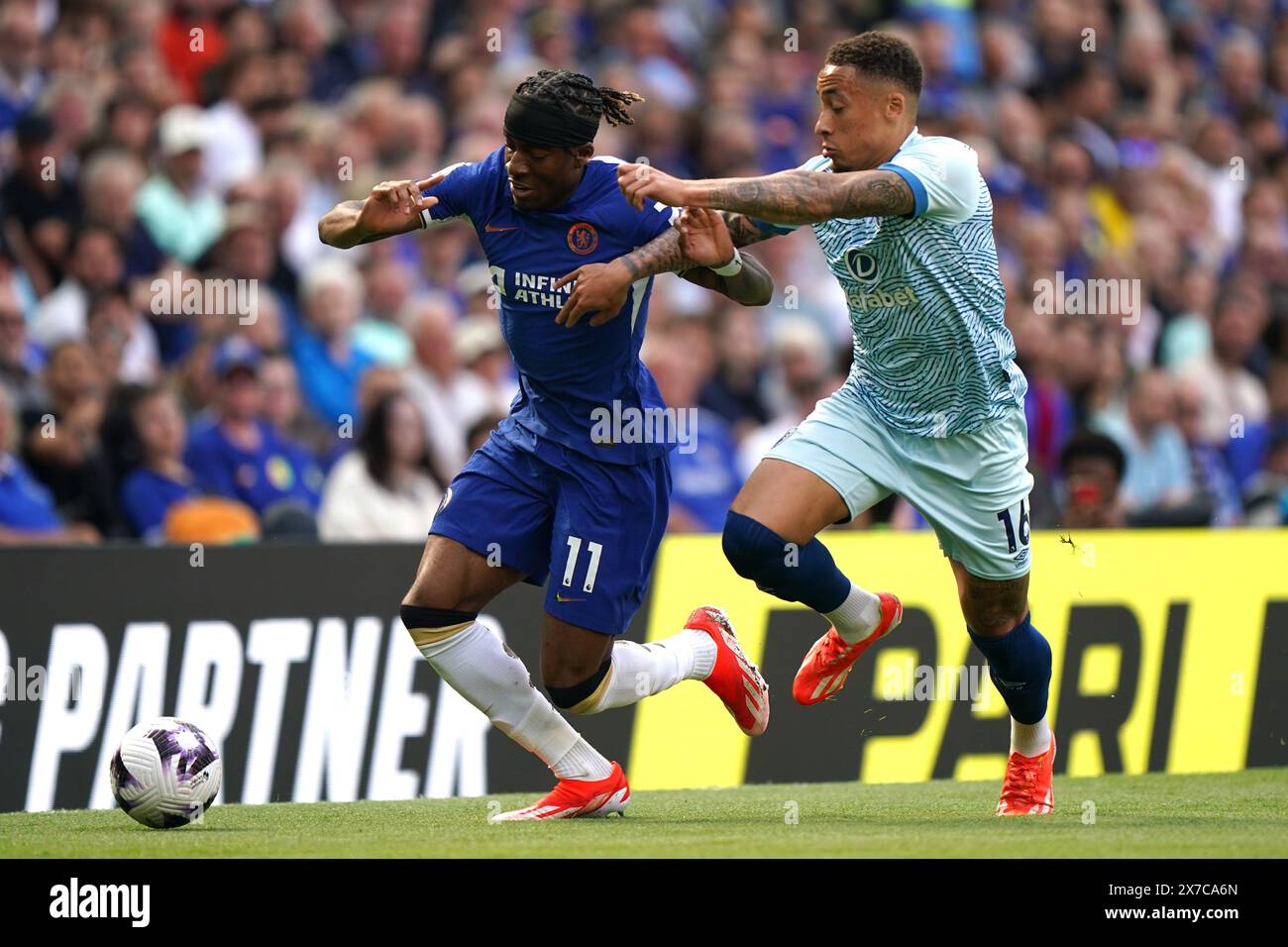 Noni Madueke de Chelsea (à gauche) et Marcus Tavernier de Bournemouth s'affrontent pour le ballon lors du premier League match à Stamford Bridge, Londres. Date de la photo : dimanche 19 mai 2024. Banque D'Images
