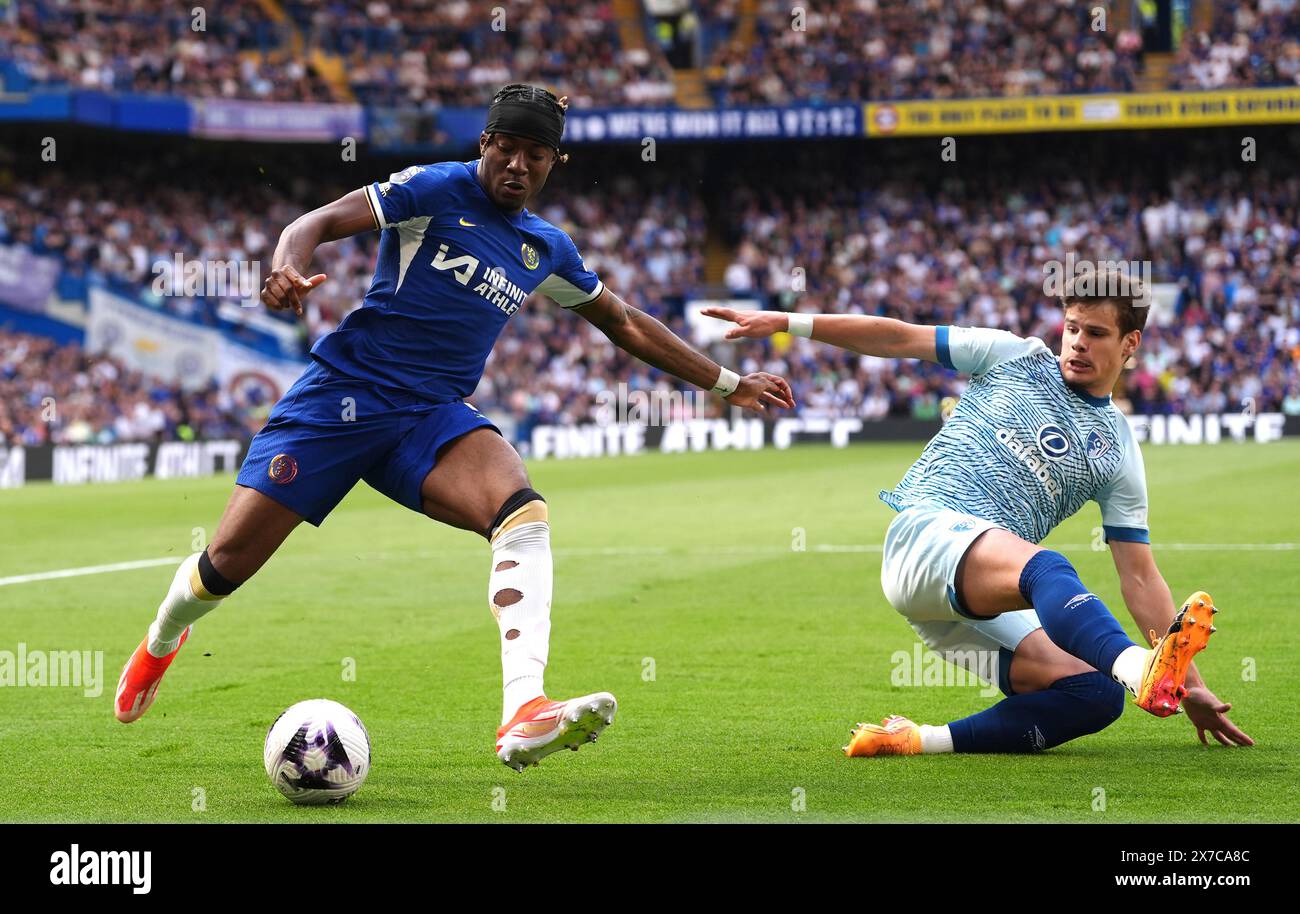 Noni Madueke de Chelsea (à gauche) et Milos Kerkez de Bournemouth s'affrontent pour le ballon lors du premier League match à Stamford Bridge, Londres. Date de la photo : dimanche 19 mai 2024. Banque D'Images
