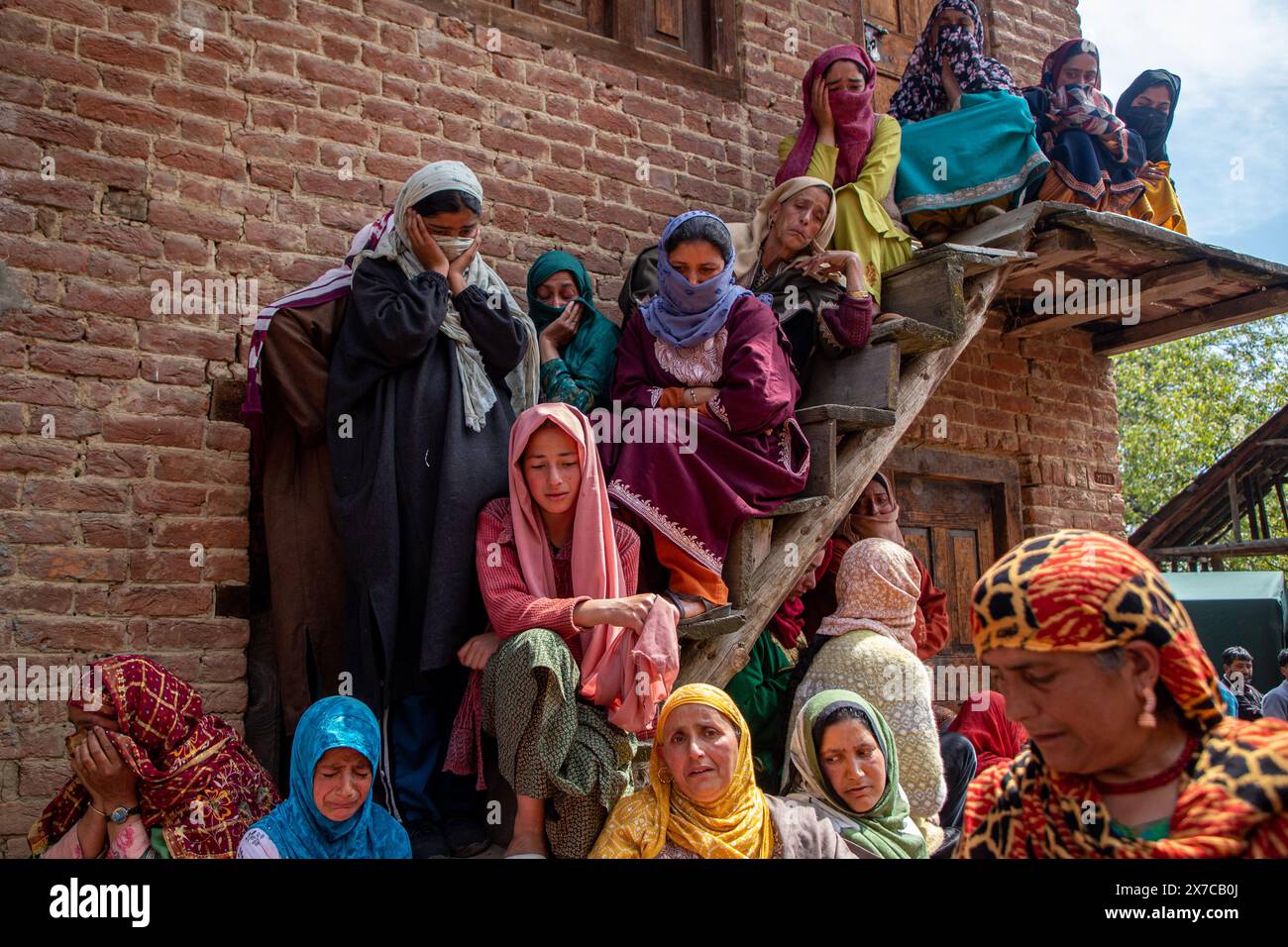 Des proches et des voisins pleurent près du cadavre de l'ancien sarpanch tué ou chef de village Aijaz Sheikh lors de son cortège funéraire après que des militants présumés ont tiré sur lui hier soir sur son domicile à Heerpora Shopian, au sud de Srinagar. Un ancien sarpanch ou chef de village a été tué et un couple de touristes indiens blessé lors de deux grèves militantes distinctes à Shopian et Anantnag hier soir, avant les élections législatives de la circonscription de Baramulla au Jammu-et-Cachemire. Banque D'Images