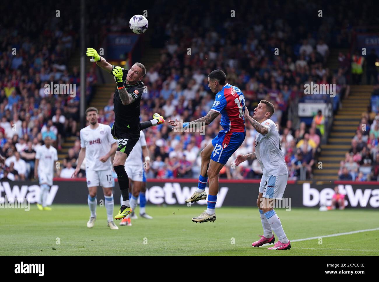 Daniel Munoz de Crystal Palace tente une tête de but lors du match de premier League à Selhurst Park, Londres. Date de la photo : dimanche 19 mai 2024. Banque D'Images