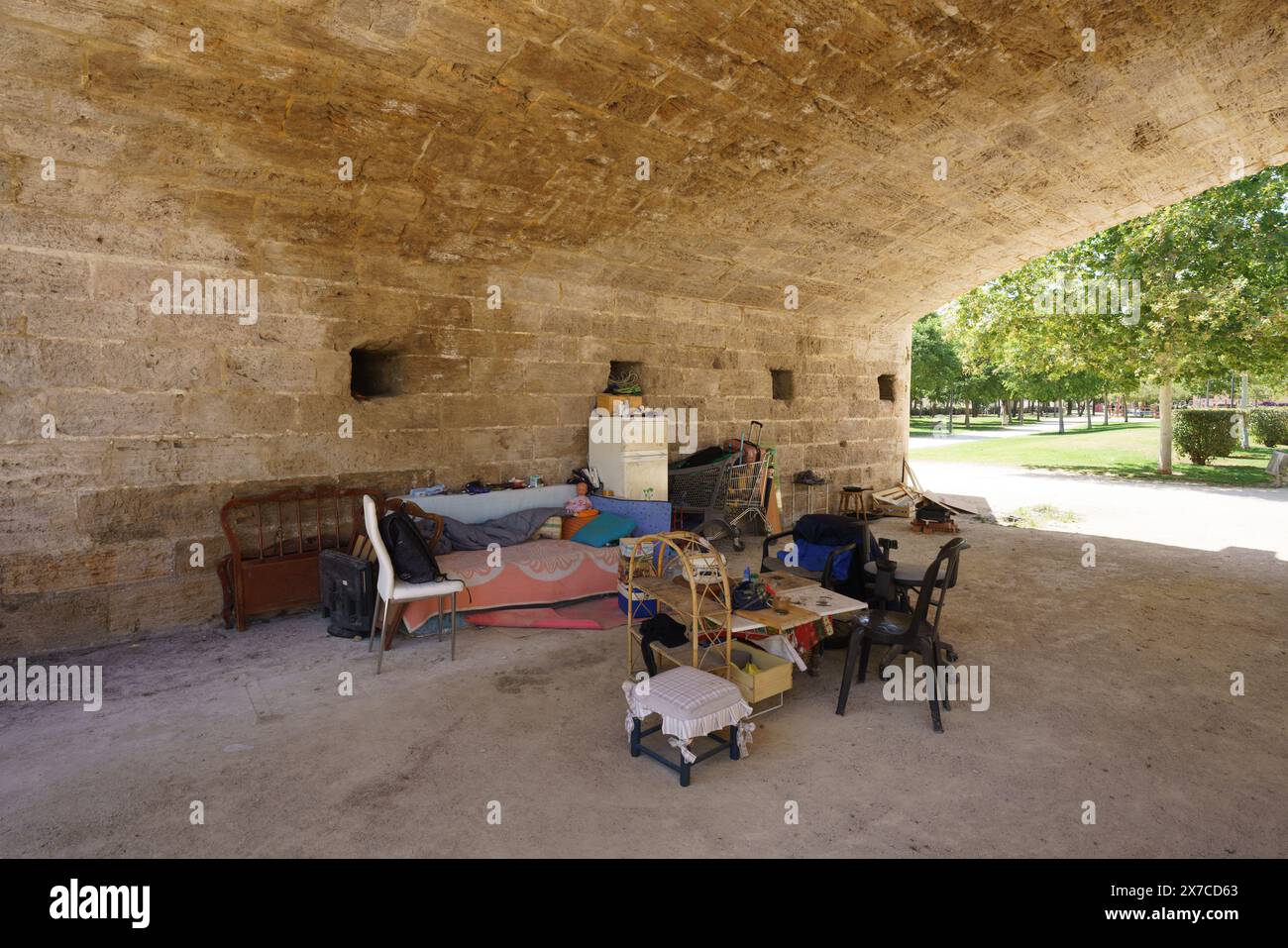 Valencia, Espagne. 15 mai 2024. Abri temporaire mis en place sous le pont de pierre dans l'après-midi, rivière Turia, Valence, Espagne Banque D'Images