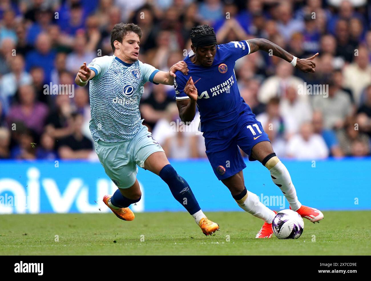 Noni Madueke de Chelsea (à droite) et Milos Kerkez de Bournemouth s'affrontent pour le ballon lors du premier League match à Stamford Bridge, Londres. Date de la photo : dimanche 19 mai 2024. Banque D'Images