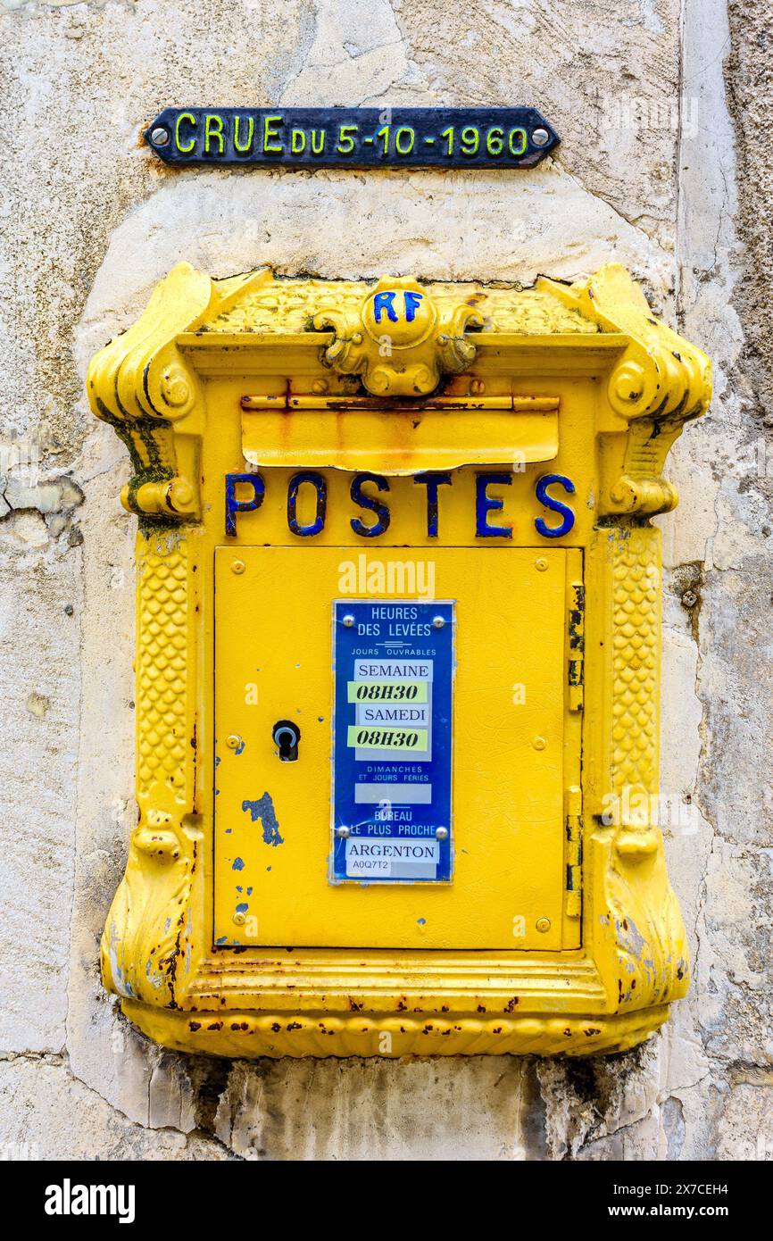Marqueur indiquant le niveau d'eau de crue en octobre 1960 (7 mètres au-dessus de la normale) et au-dessus de la boîte aux lettres - Argenton-sur-creuse, Indre (36), France. Banque D'Images