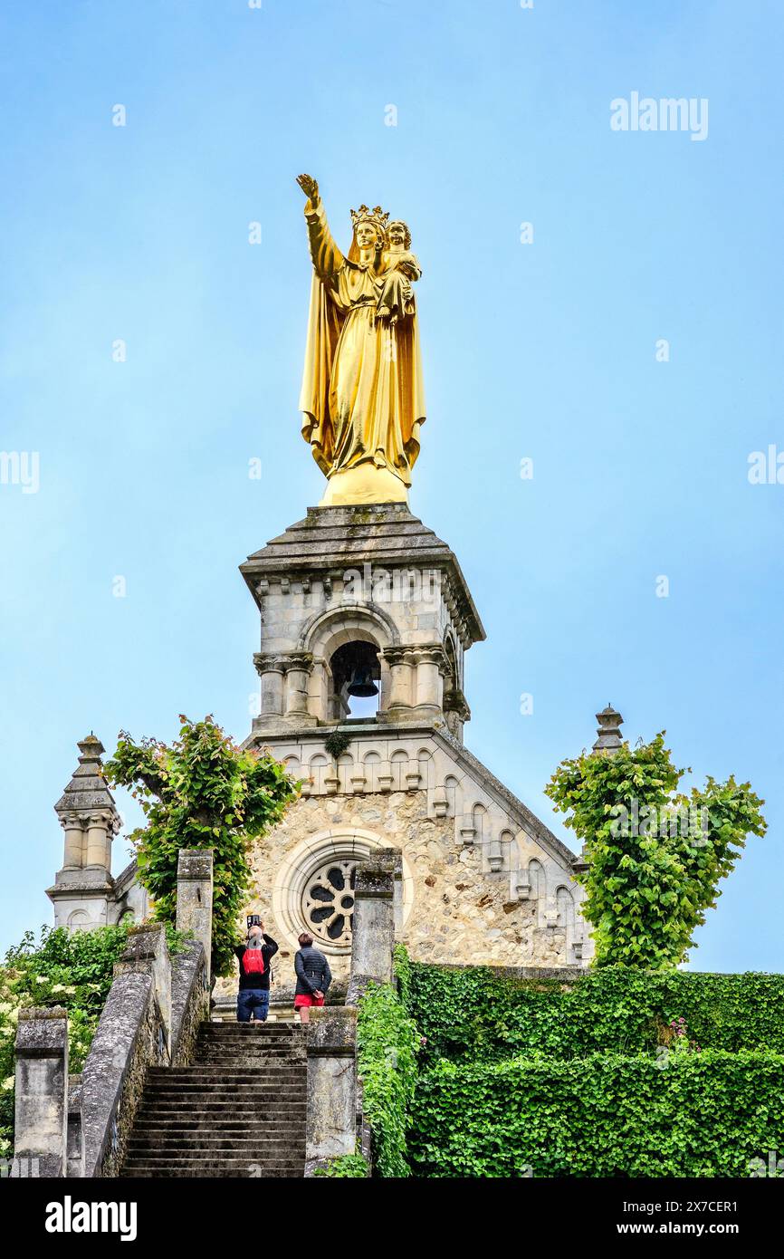 Statue dorée de la Vierge à l'enfant (6,5 mètres de haut) au sommet de la Chapelle de la bonne-Dame - Argenton-sur-creuse, Indre (36), France. Banque D'Images