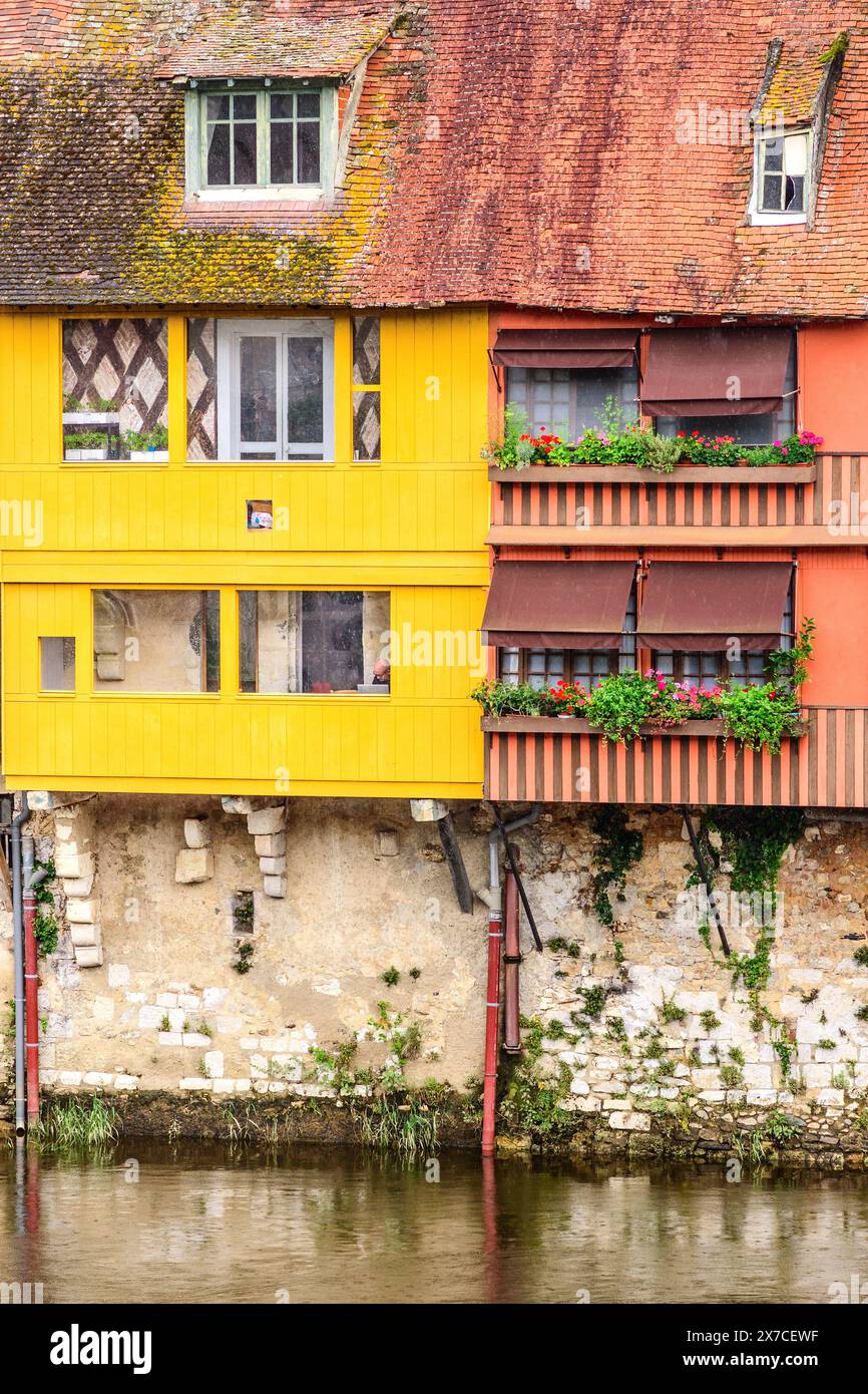 Maisons anciennes récemment rénovées et repeintes (les vieilles maisons du pont) suspendues au-dessus de la rivière creuse - Argenton-sur-creuse, Indre (36), France. Banque D'Images