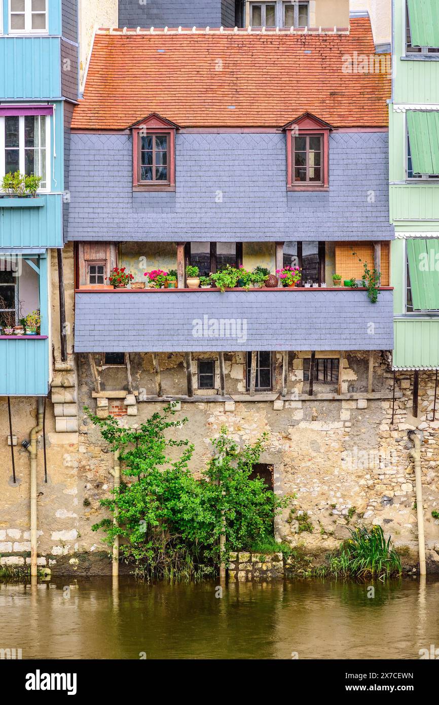 Maisons anciennes récemment rénovées et repeintes (les vieilles maisons du pont) suspendues au-dessus de la rivière creuse - Argenton-sur-creuse, Indre (36), France. Banque D'Images