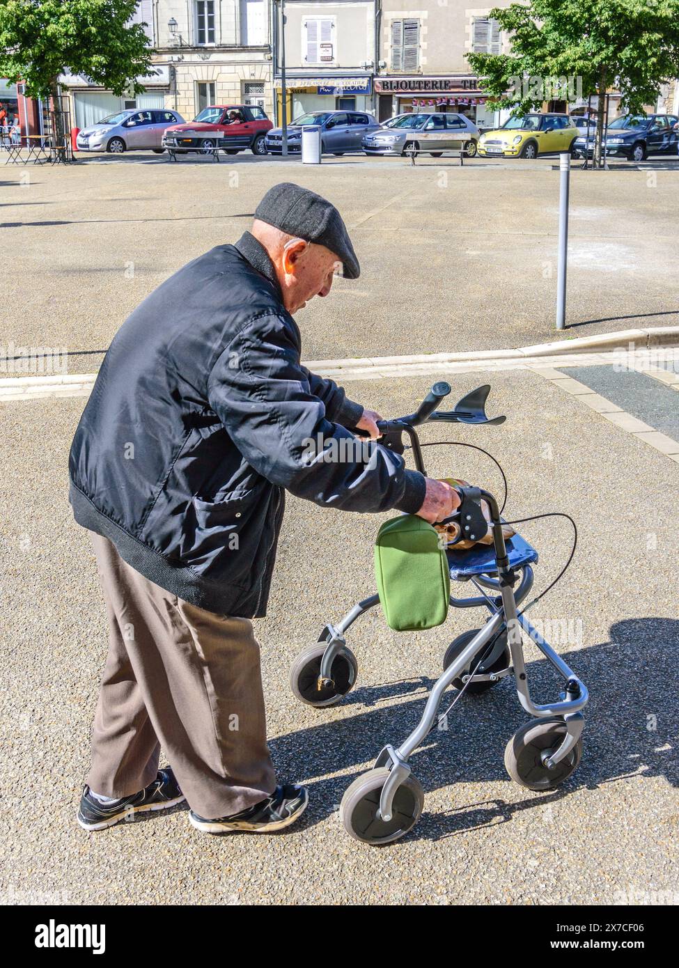 Homme âgé marchant avec cadre de marche mobile pour le soutien - le Blanc, Indre (36), France. Banque D'Images