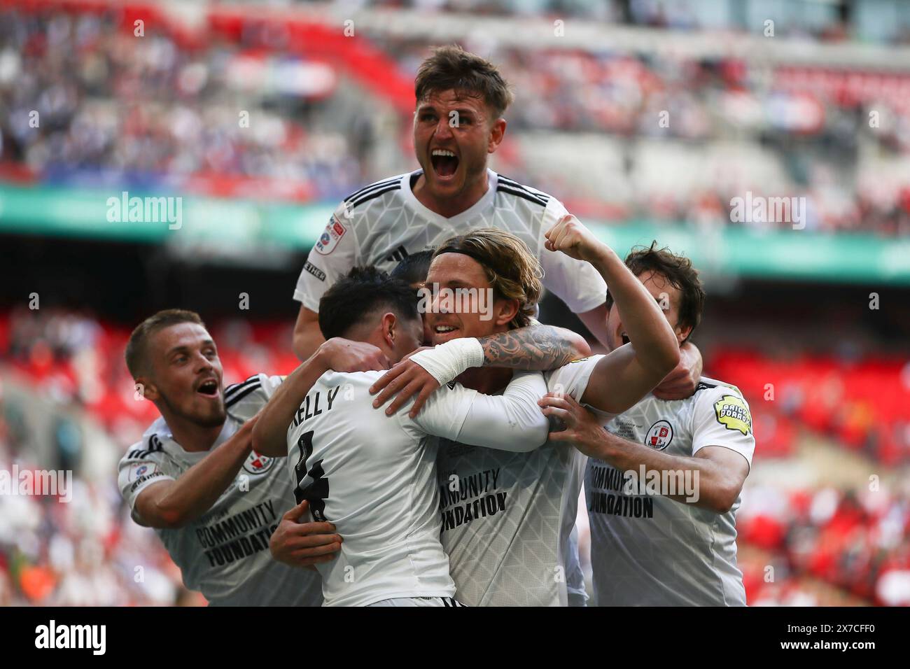 Stade de Wembley, Londres le dimanche 19 mai 2024. Liam Kelly de Crawley Town célèbre son but avec ses coéquipiers lors du match final Play Off de Sky Bet League 2 entre Crawley Town et Crewe Alexandra au stade de Wembley, Londres, dimanche 19 mai 2024. (Photo : Tom West | mi News) crédit : MI News & Sport /Alamy Live News Banque D'Images