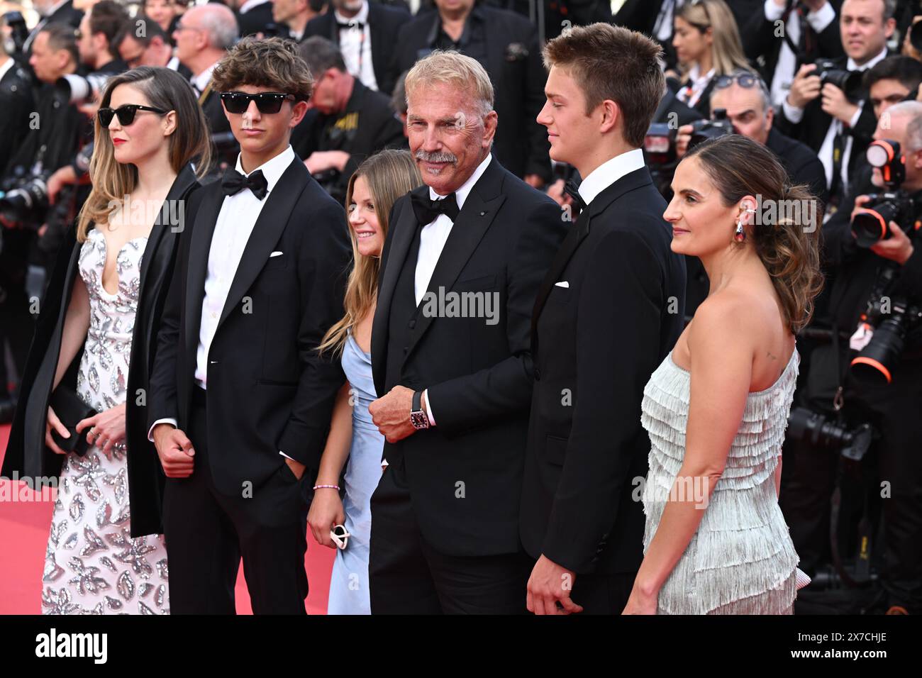 (De gauche à droite) Lily Costner, Hayes Logan Costner, Grace Avery Costner, Kevin Costner, Cayden Wyatt Costner et Annie Costner assistent à la première de Horizon : an American Saga lors du 77e Festival de Cannes, en France. Date de la photo : dimanche 19 mai 2024. Banque D'Images