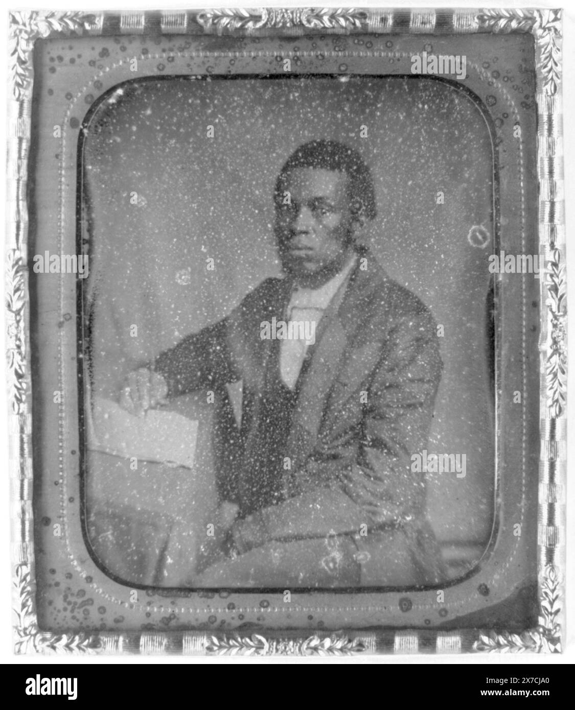 James Skivring Smith, portrait de trois-quarts, vue de trois-quarts, assis à son bureau, photographie attribuée à Augustus Washington. (Source : Carol Johnson, 'faces of Freedom : Portraits from the American Colonization Society Collection' in the Daguerreian Annual, 1996), faisait partie du LOT 8554., Hallmark : Rinhart 20a., écrit sur la plaque arrière : Docteur J. S. Smith, sénateur de Bassa Co., transfert ; Manuscript Division., fait partie de: American Colonization Society Records, 1792-1964 , fait partie de : collection daguerréotype , l'American Colonization Society a été organisée en 1817 pour réinstaller AF Banque D'Images