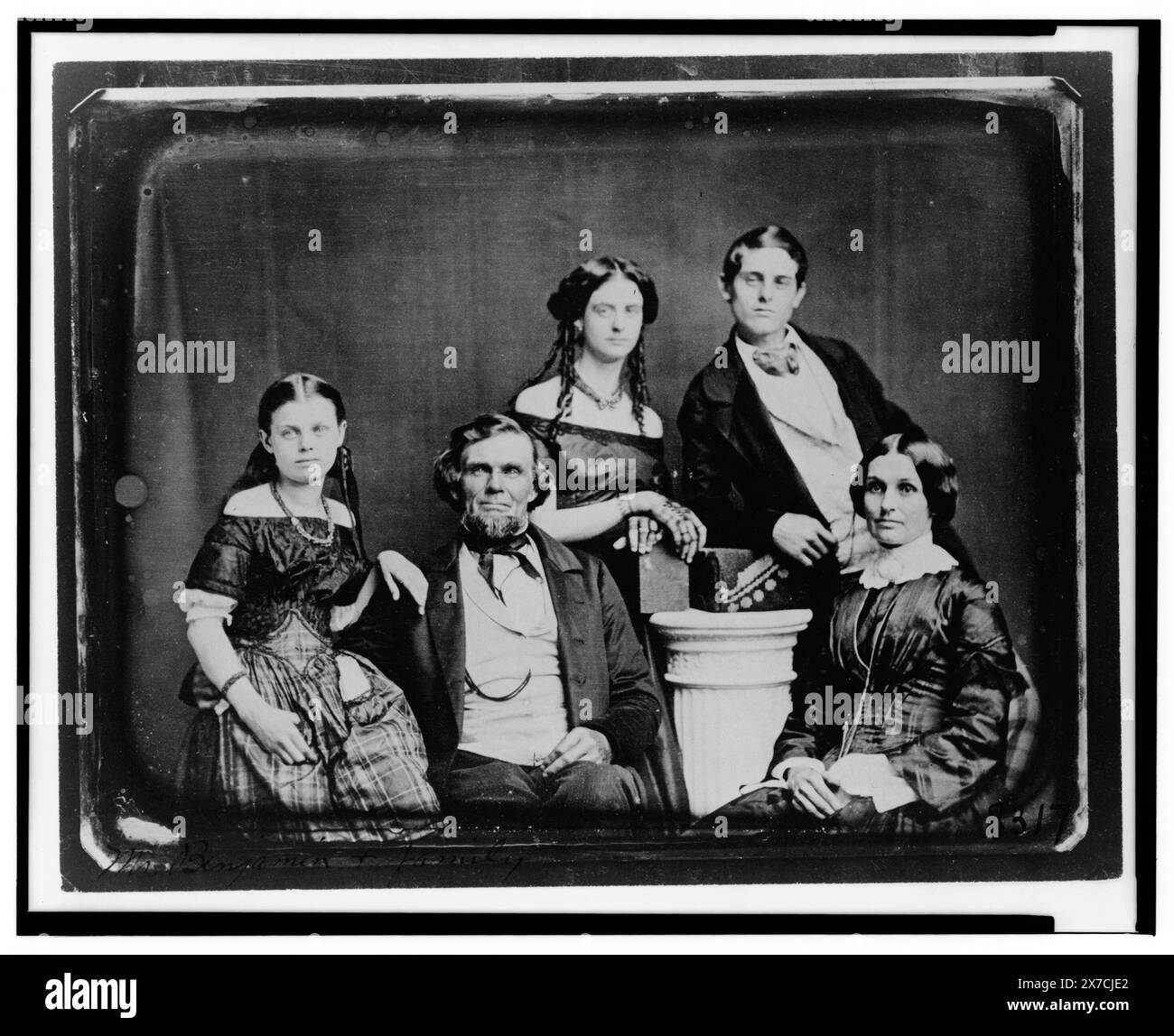 Portrait de famille Benjamin, posé autour d'une colonne, de gauche à droite : Cornelia Juliaette, Zina Hitchcock, Frances Antoinette, Samuel Clark et Joanette. cas : Rinhart 9., estampillé sur mat : Whitney, Roch. NY., Gift ; Frances Benjamin Johnston., fait partie de : Frances Benjamin Johnston collection , publié dans : Eyes of the Nation : a Visual history of the United States / Vincent Virga and the curators of the Library of Congress ; commentaire historique d'Alan Brinkley. New York : Knopf, 1997., fait partie de : collection de daguerréotypes Benjamin, Cornelia Juliaette, 1839- , Johnston, Frances Banque D'Images