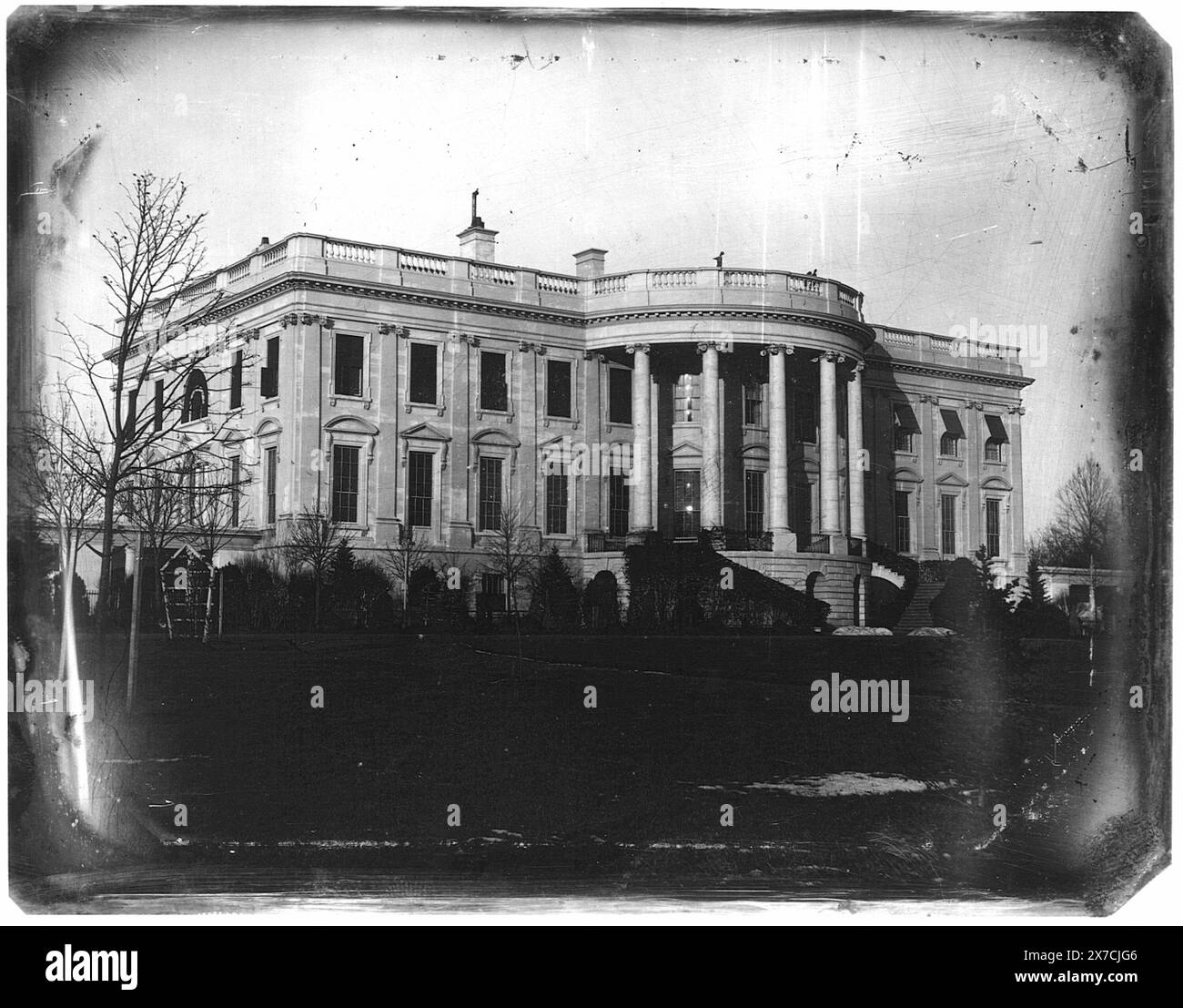 Maison du président (c.-à-d. Maison Blanche), Washington, DC, montrant le côté sud, probablement pris en hiver, étiquette de légende de l'exposition 'American Treasures imagination' : Early Views of Washington. Plusieurs bâtiments gouvernementaux ont été parmi les premiers édifices de la capitale nationale à être enregistrés par le moyen relativement nouveau de la photographie. John Plumbe, Jr., le premier photographe professionnel à Washington, D.C. a exploité un studio au milieu des années 1840 Son daguerréotype du côté sud de la Maison Blanche a probablement été pris à l'hiver 1846 pendant l'administration du président James K. Polk., achat; Banque D'Images Maison du président (c.-à-d. Maison Blanche), Washington, DC, montrant le côté sud, probablement pris en hiver, étiquette de légende de l'exposition 'American Treasures imagination' : Early Views of Washington. Plusieurs bâtiments gouvernementaux ont été parmi les premiers édifices de la capitale nationale à être enregistrés par le moyen relativement nouveau de la photographie. John Plumbe, Jr., le premier photographe professionnel à Washington, D.C. a exploité un studio au milieu des années 1840 Son daguerréotype du côté sud de la Maison Blanche a probablement été pris à l'hiver 1846 pendant l'administration du président James K. Polk., achat; Banque D'Images