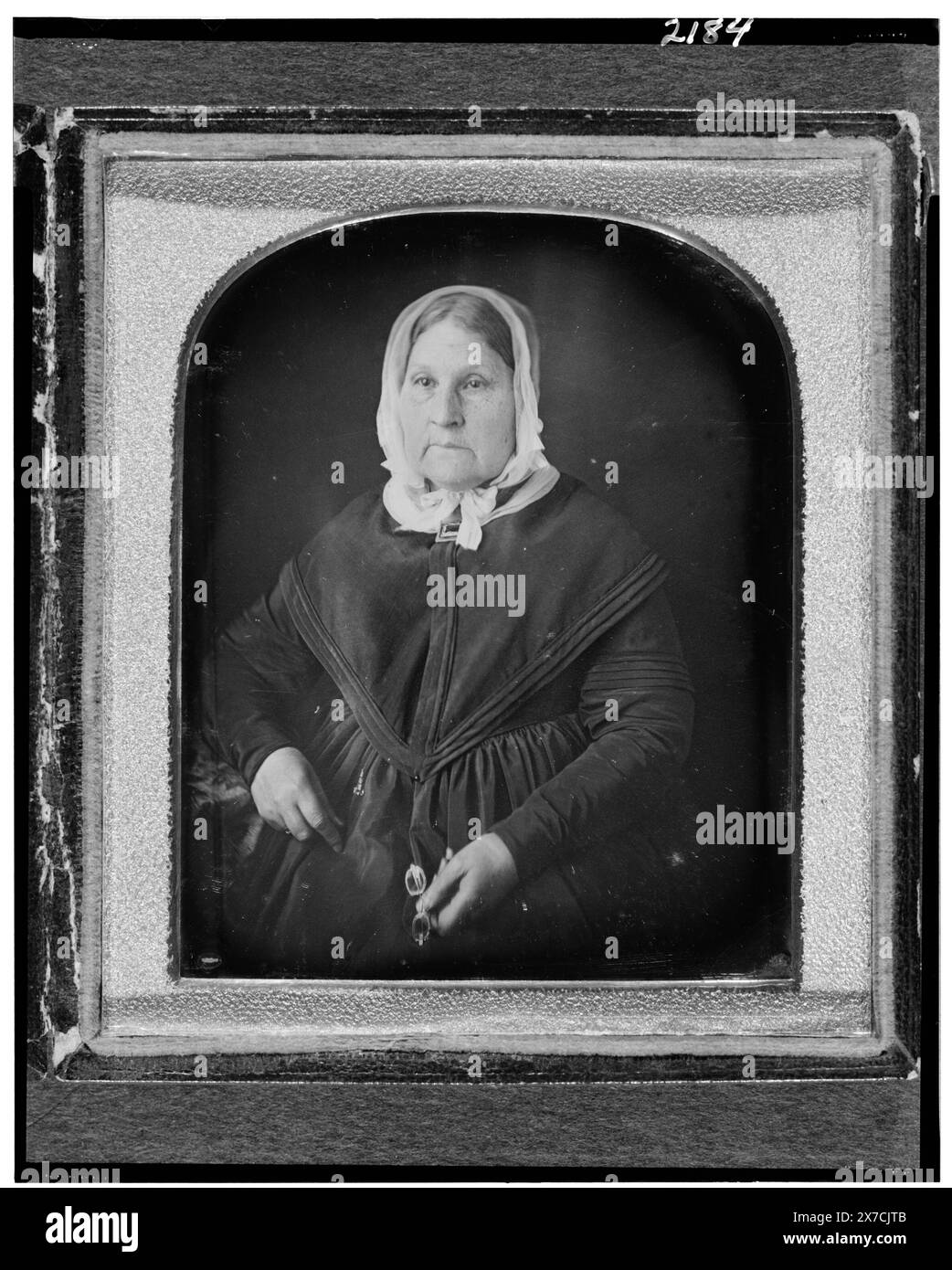 Mary Manuel Lisa, portrait en demi-longueur, face légèrement à gauche, assise, tenant des lunettes, photographe non identifié., identification basée sur une gravure de John Sartain publiée dans Memorials of the Life and Character of Mary Manuel Lisa., case : Scroll motif., Transfer ; Manuscript Division ; 1995; (DLC/PP-1995:174)., fait partie de : Hempstead Family Papers, 1810-1984 , fait partie de : Daguerréotype collection Lisa, Mary Manuel, 1782-1869. Banque D'Images Mary Manuel Lisa, portrait en demi-longueur, face légèrement à gauche, assise, tenant des lunettes, photographe non identifié., identification basée sur une gravure de John Sartain publiée dans Memorials of the Life and Character of Mary Manuel Lisa., case : Scroll motif., Transfer ; Manuscript Division ; 1995; (DLC/PP-1995:174)., fait partie de : Hempstead Family Papers, 1810-1984 , fait partie de : Daguerréotype collection Lisa, Mary Manuel, 1782-1869. Banque D'Images