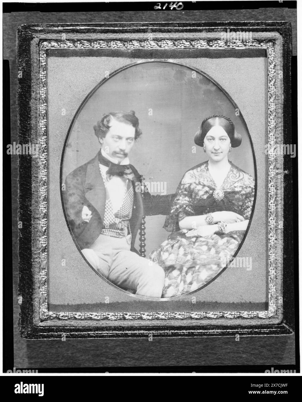 Hickson W. et Mary Elizabeth Field, portrait de trois-quarts d'un homme assis sur une chaise à côté d'une femme avec des bijoux élaborés, photographe non identifié., cas : motif floral central entouré de rouleaux., note d'accompagnement : M.R. & MRS Hickson W. Field of Rome., cadeau ; famille de William B. Osgood Field ; 1997; (DLC/PP-1999:155)., fait partie de : champ de collection daguerréotype, Hickson W., (Hickson Woolman), 1823- , champ, Mary Elizabeth Bradhurst. Banque D'Images