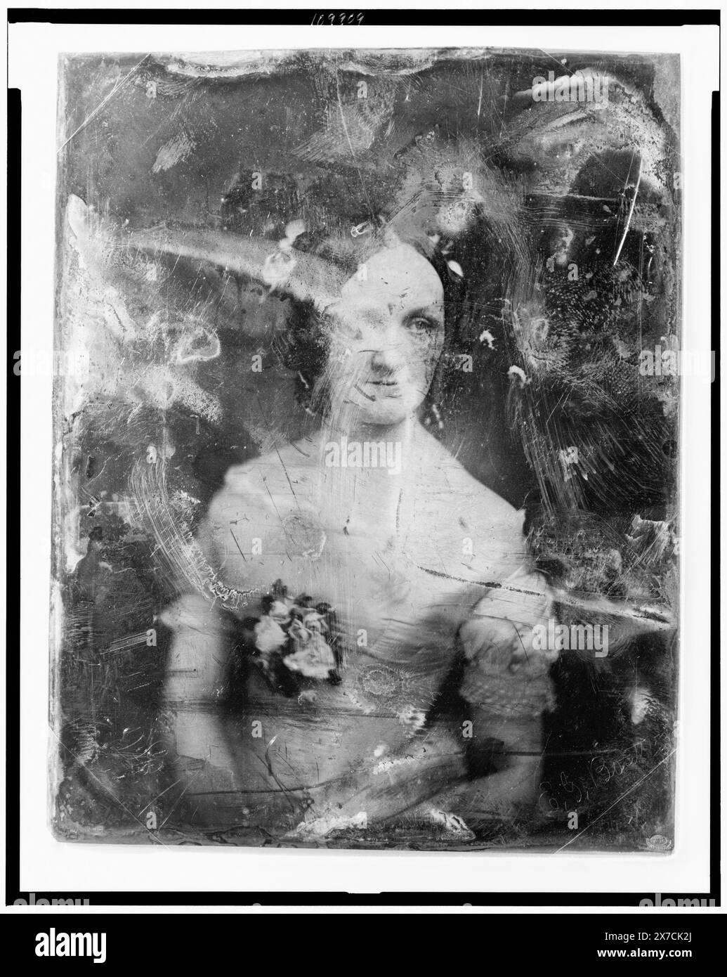 Emma Gillingham Bostwick, portrait en demi-longueur d'une femme, aux trois quarts à gauche, face aux trois quarts à droite, rayé sur la face de la planche : 237 ; PAR EXEMPLE Bostwick. Rayé au dos de la planche : 83., identification par lithographie dans les Annales d'Odell de la scène de New York, v. 6, pl. 78., Hallmark : Rinhart 9., Transfer ; U.S. War College ; 1920; (DLC/PP-1920:46153)., fait partie de : collection daguerréotype , produit par le studio de Mathew Brady.. Bostwick, Emma Gillingham. Banque D'Images