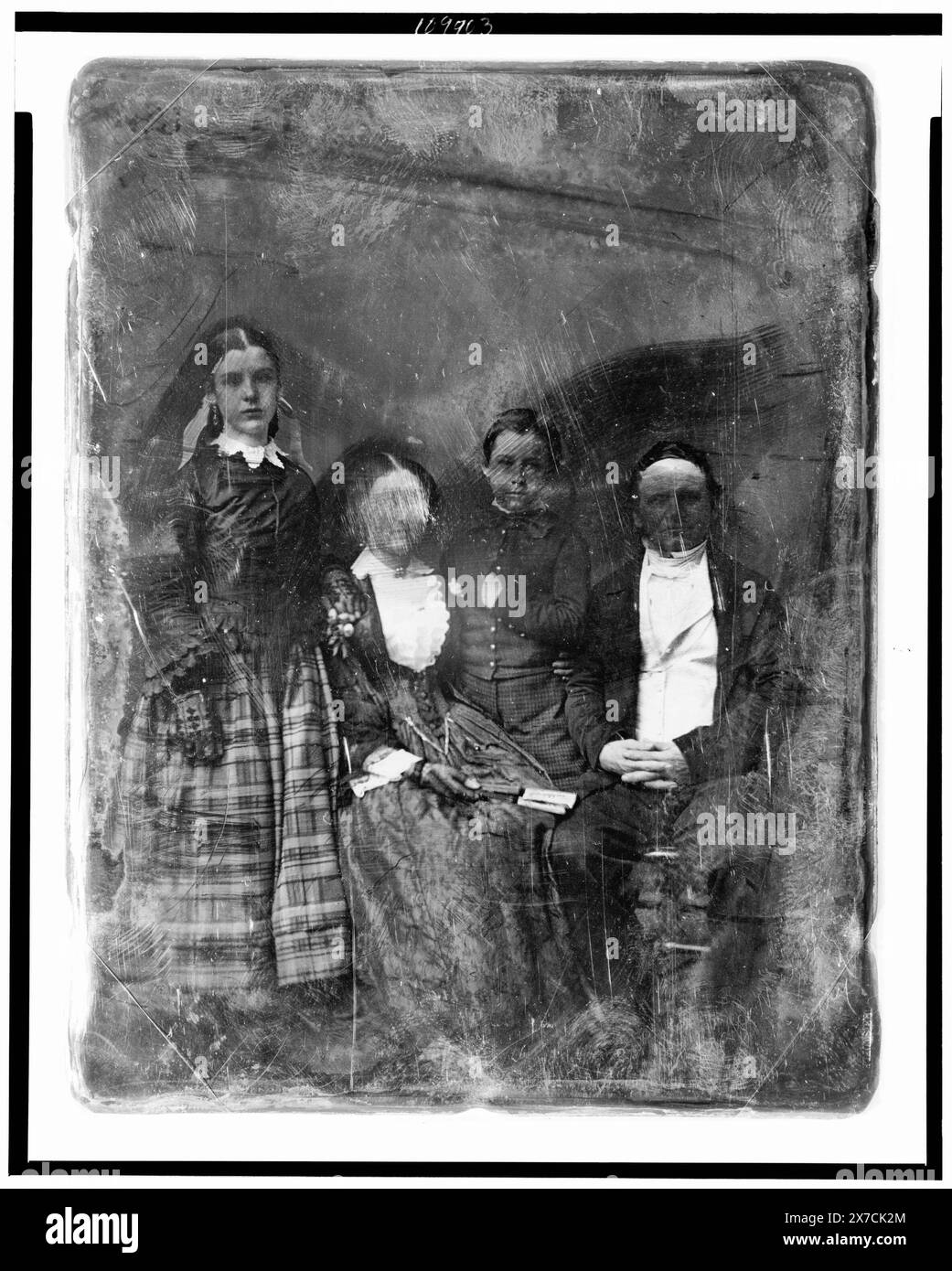 Famille Hinckley, d'Albany, New York, portrait de groupe complet, y compris le Dr John Warren Hinckley, sa femme, un fils, et sa fille Isabella, rayé sur le visage de la plaque : 192 ; Dr Hinckley, Albany. Rayé au dos de la plaque : Fenden, 53 septembre 77., Hallmark : Rinhart 9., transfert; U.S. War College ; 1920 ; (DLC/PP-1920:46153)., fait partie de : Daguerreotype collection , produit par le studio de Mathew Brady.. Hinckley, Isabella, 1840-1862, famille. Banque D'Images