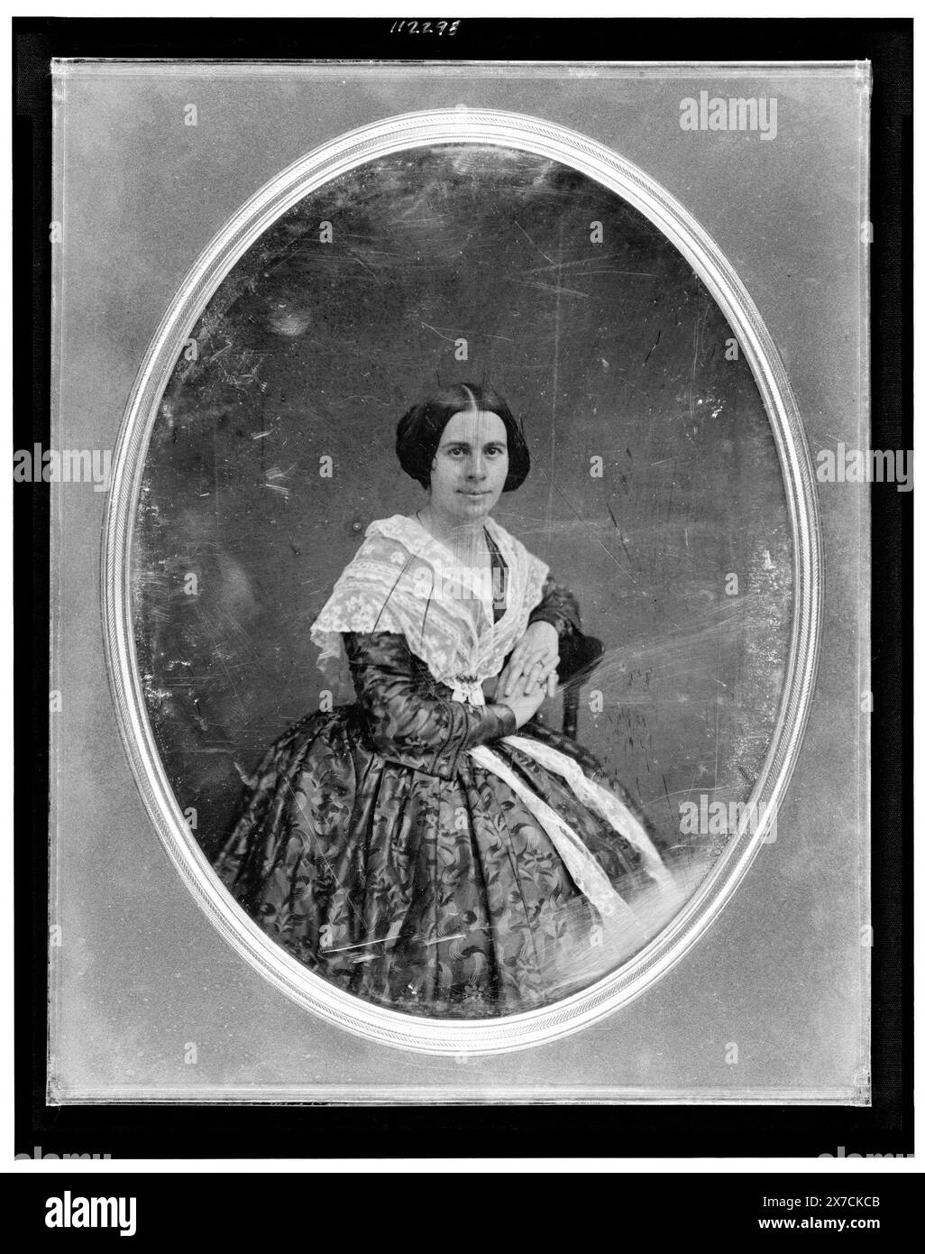 Anna Bishop, portrait de trois quarts de longueur, légèrement à droite, assise sur une chaise, dans un mat ovale en laiton, identifiée par Owen Blevins 8/2014 sur la base d'un daguerréotype similaire de Bishop dans la Harvard Theatre Collection., identification alternative : Jenny Lind., Transfer ; U.S. War College ; 1920 ; (DLC/PP-1920:46153)., fait partie de : collection daguerréotype , produite par le studio de Mathew Brady.. Évêque Anna, 1810-1884. Banque D'Images Anna Bishop, portrait de trois quarts de longueur, légèrement à droite, assise sur une chaise, dans un mat ovale en laiton, identifiée par Owen Blevins 8/2014 sur la base d'un daguerréotype similaire de Bishop dans la Harvard Theatre Collection., identification alternative : Jenny Lind., Transfer ; U.S. War College ; 1920 ; (DLC/PP-1920:46153)., fait partie de : collection daguerréotype , produite par le studio de Mathew Brady.. Évêque Anna, 1810-1884. Banque D'Images