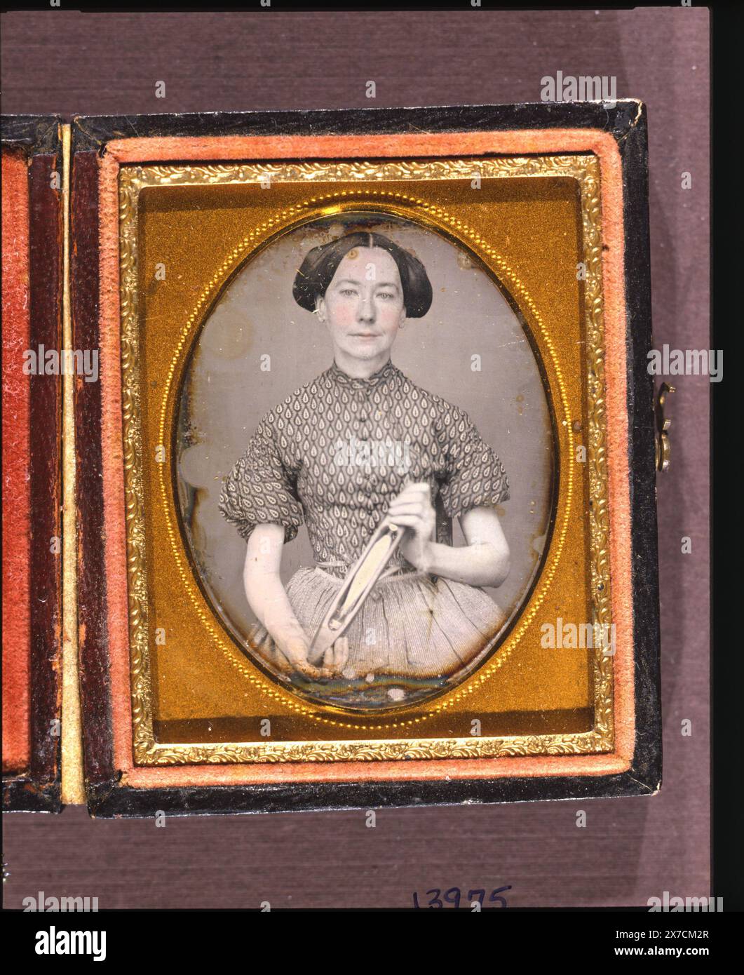 Maria Boyd tenant une navette de tissage, portrait mi-long, face avant, boîtier : motif cercle et feuille ; étiquette en papier à l'intérieur boîtier : Maria Boyd., titre conçu par le personnel de la bibliothèque., achat ; 2006 ; (DLC/PP-2006:014)., fait partie de : collection daguerréotype , exposé : 'la sueur de leur visage : portrait des travailleurs américains à la Smithsonian institution National Portrait Gallery, Washington, D.C. (novembre 2017 - septembre 2018). Boyd, Maria. Banque D'Images